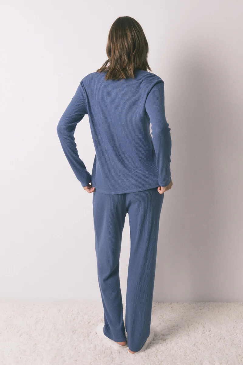 Long ribbed pajamas with a shiny blue effect - Image 2