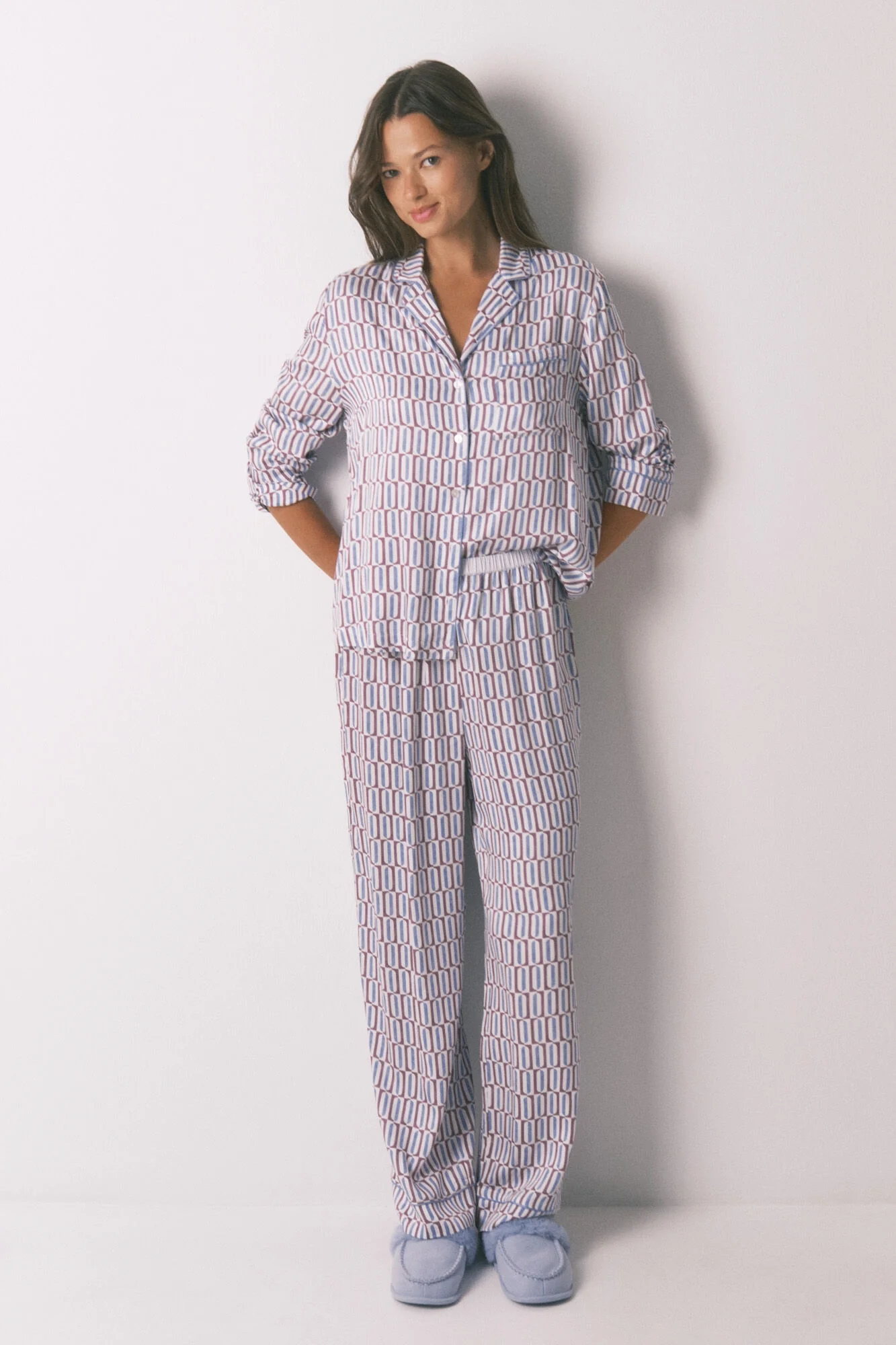 Long satin classic pyjamas with geometric print - Image 2