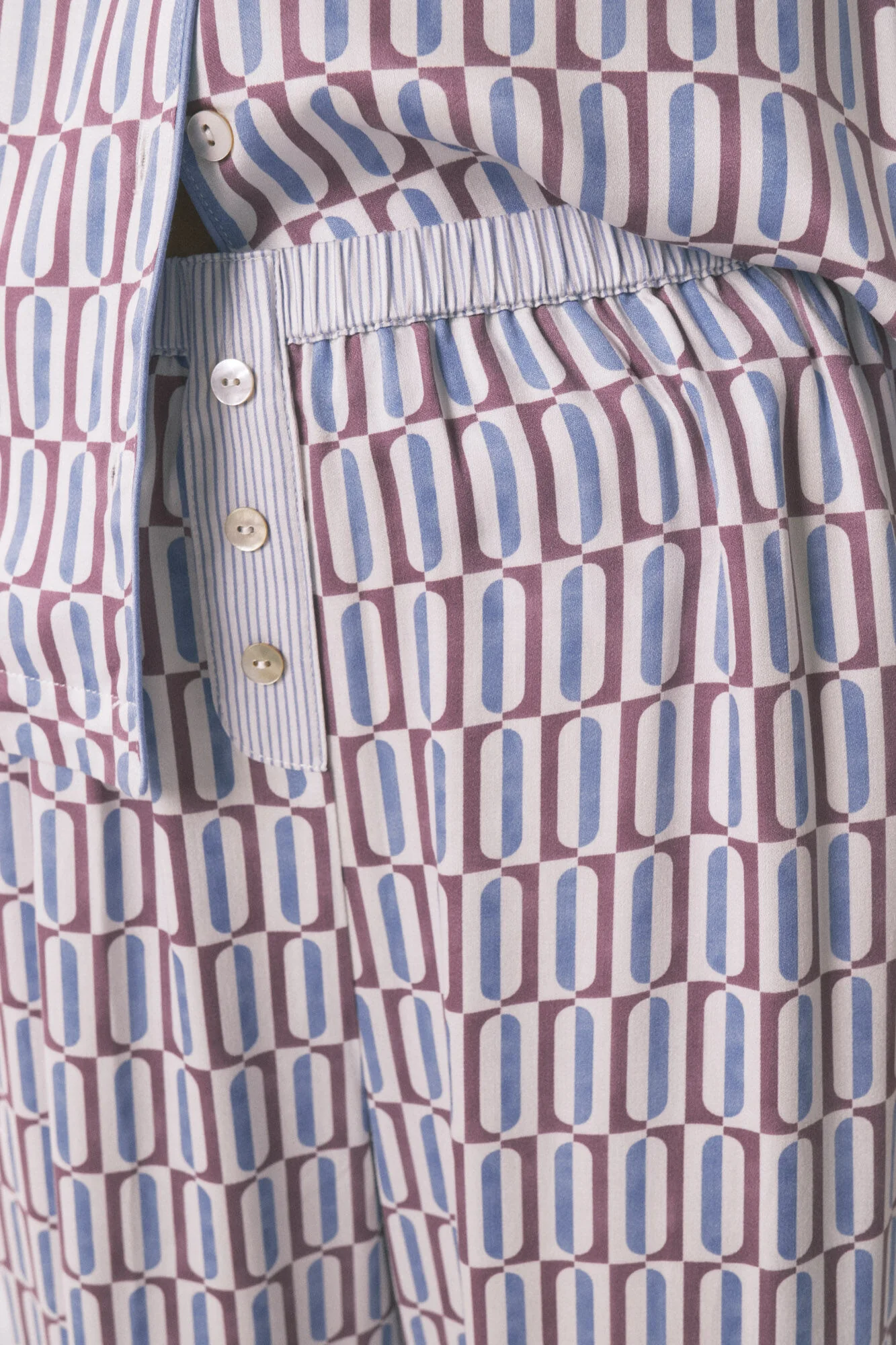 Long satin classic pyjamas with geometric print - Image 6