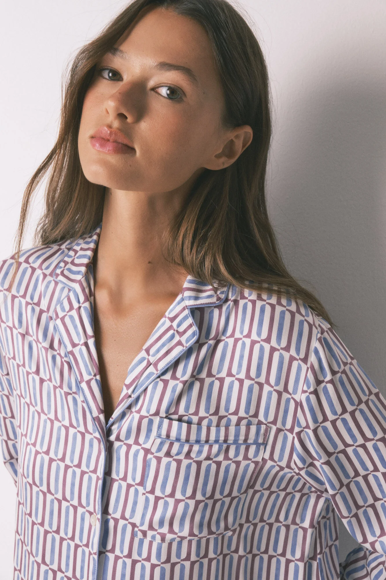 Long satin classic pyjamas with geometric print - Image 8