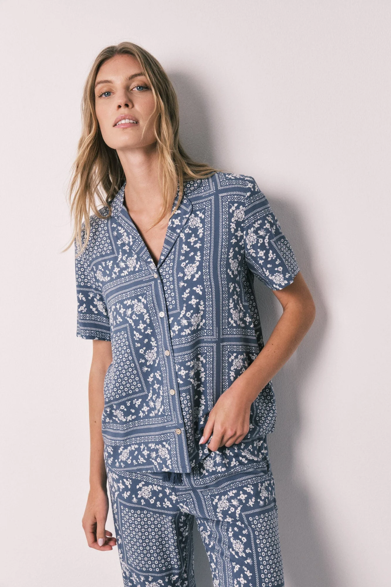 Long-sleeved pajama shirt with short bandana print in blue - Image 4