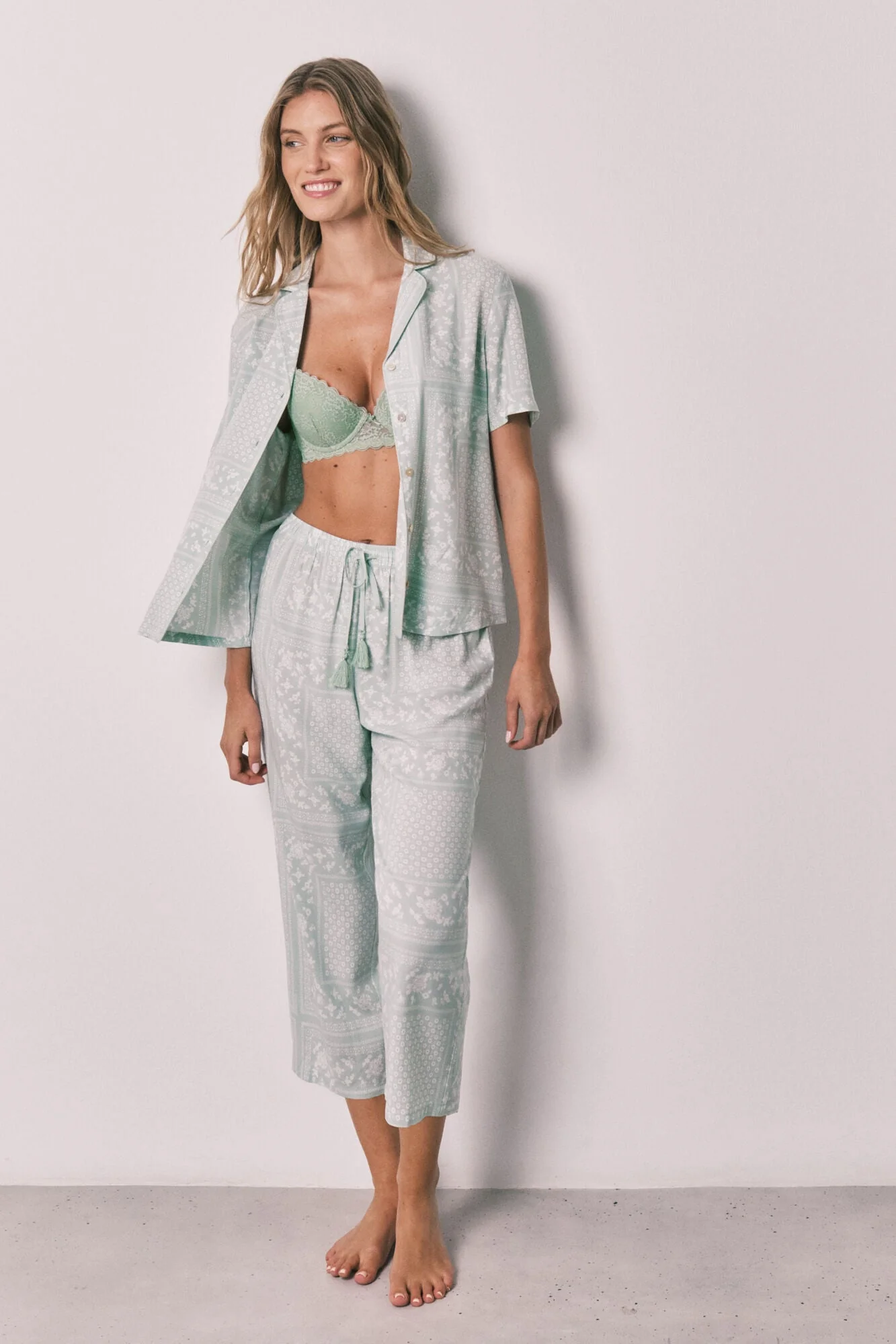 Long-sleeved shirt-style pajamas with a green bandana print - Image 2