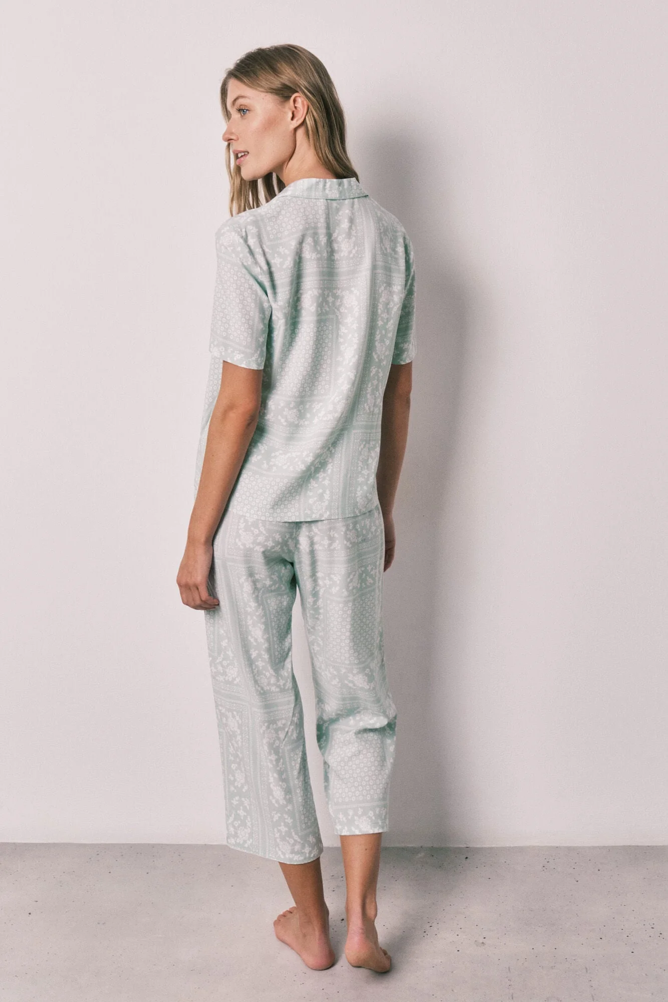 Long-sleeved shirt-style pajamas with a green bandana print - Image 3