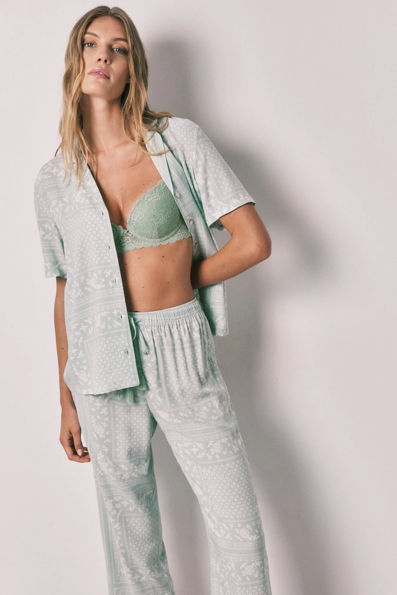 Long-sleeved shirt-style pajamas with a green bandana print - Image 4