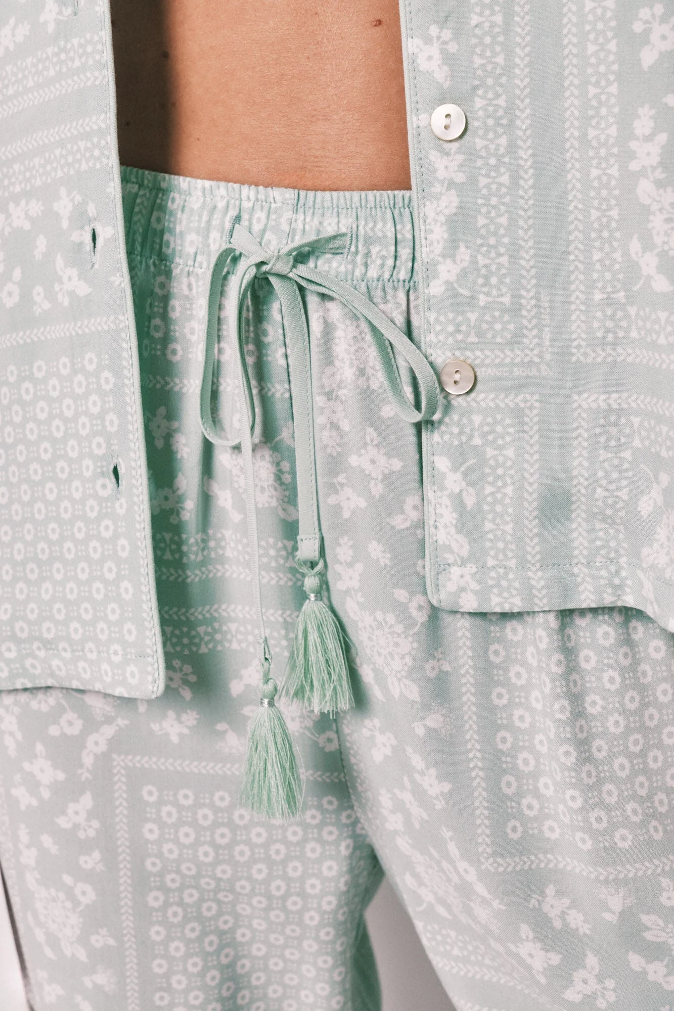 Long-sleeved shirt-style pajamas with a green bandana print - Image 5