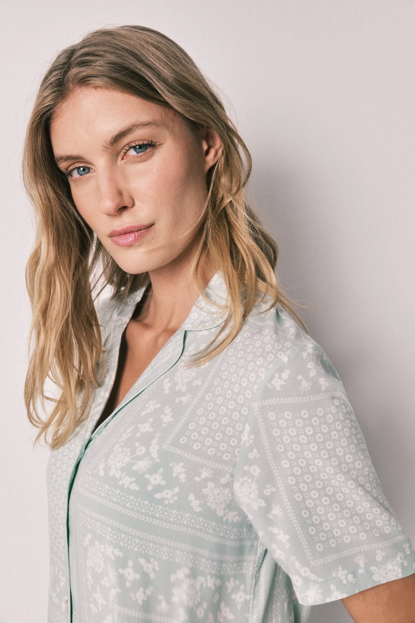 Long-sleeved shirt-style pajamas with a green bandana print - Image 6