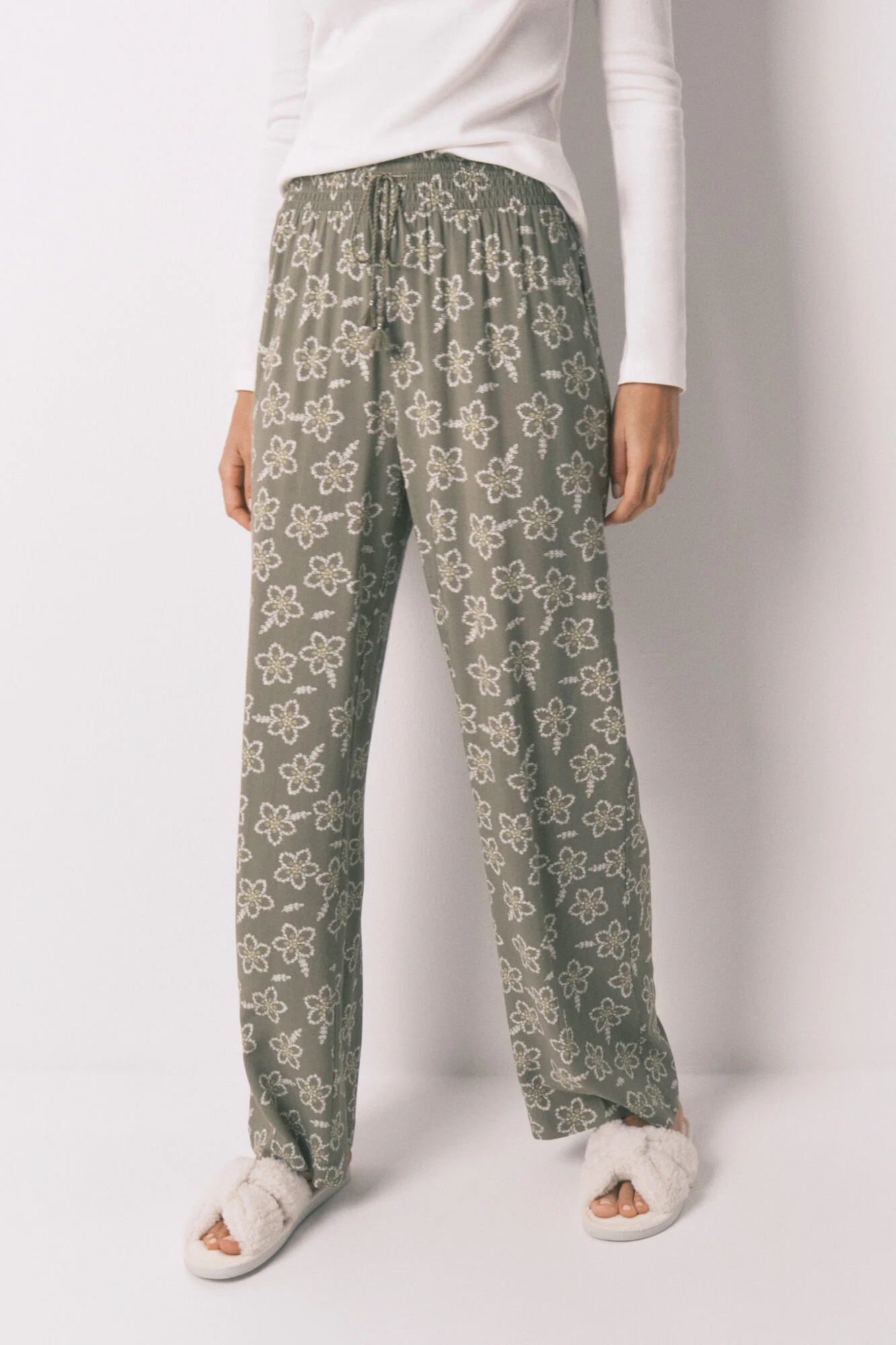 Long viscose trouser with khaki flowers - Image 2