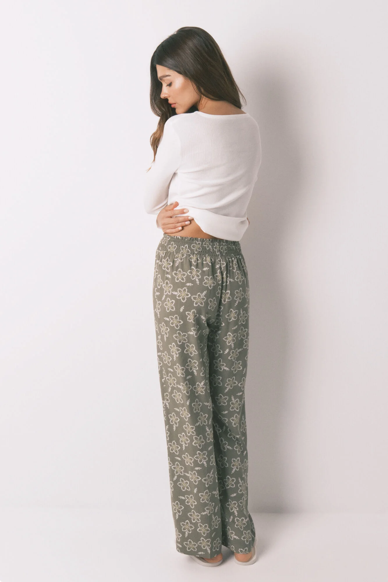 Long viscose trouser with khaki flowers - Image 5