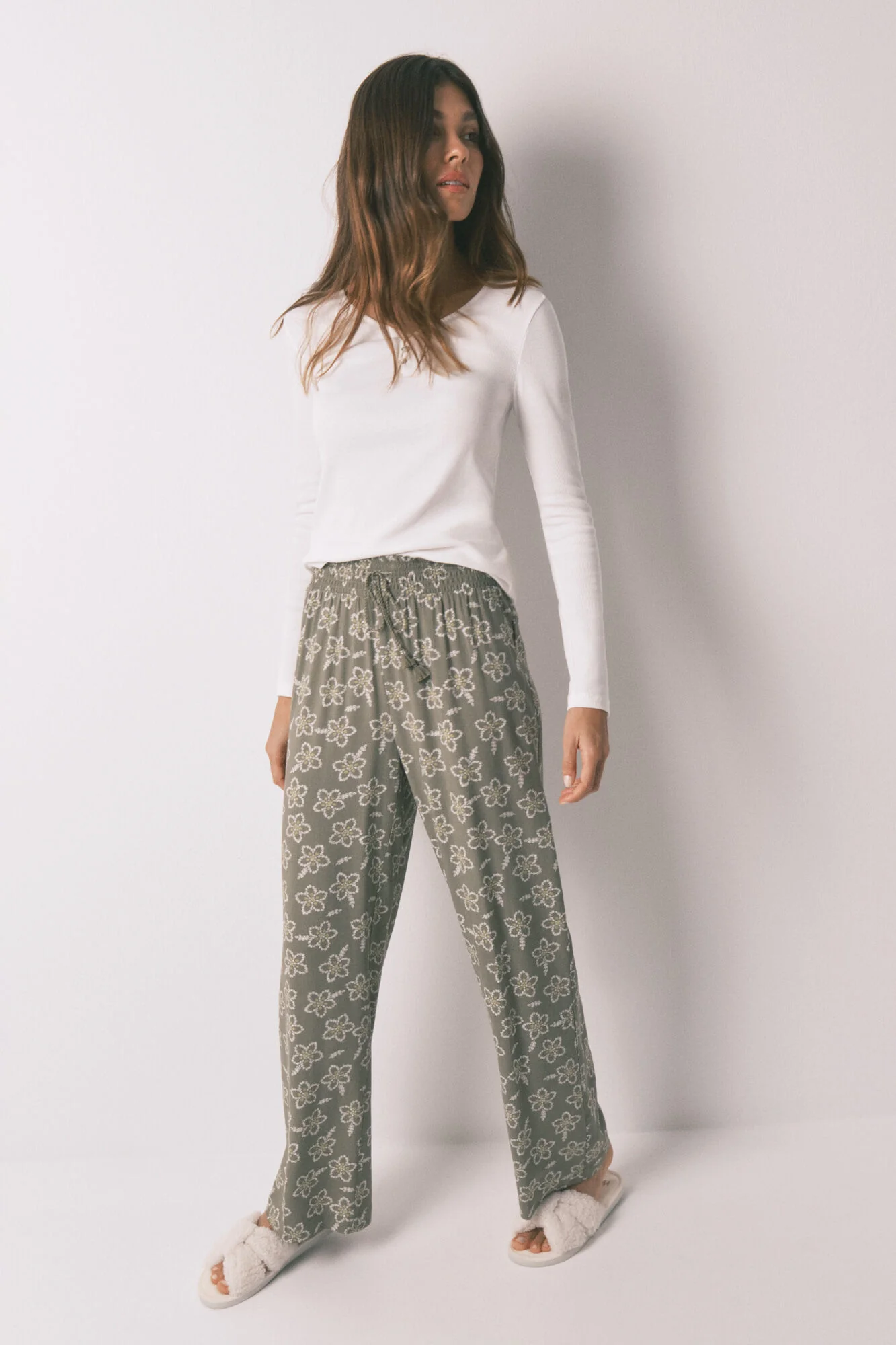 Long viscose trouser with khaki flowers - Image 6