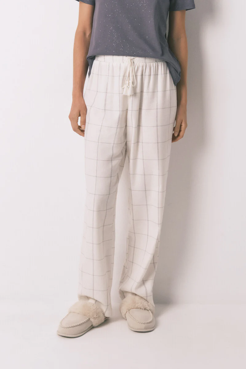 Long white flannel trouser with a checkered print - Image 4