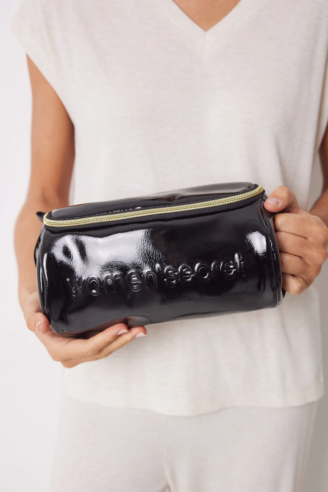 Medium black patent leather toiletry bag - Image 5