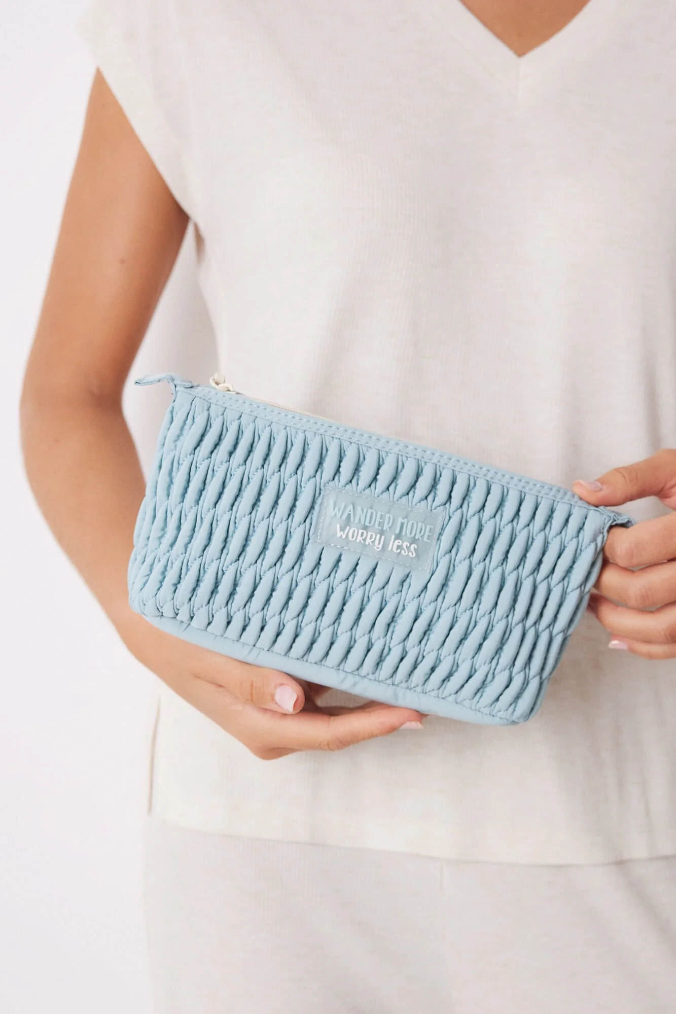 Medium blue quilted toiletry bag - Image 3