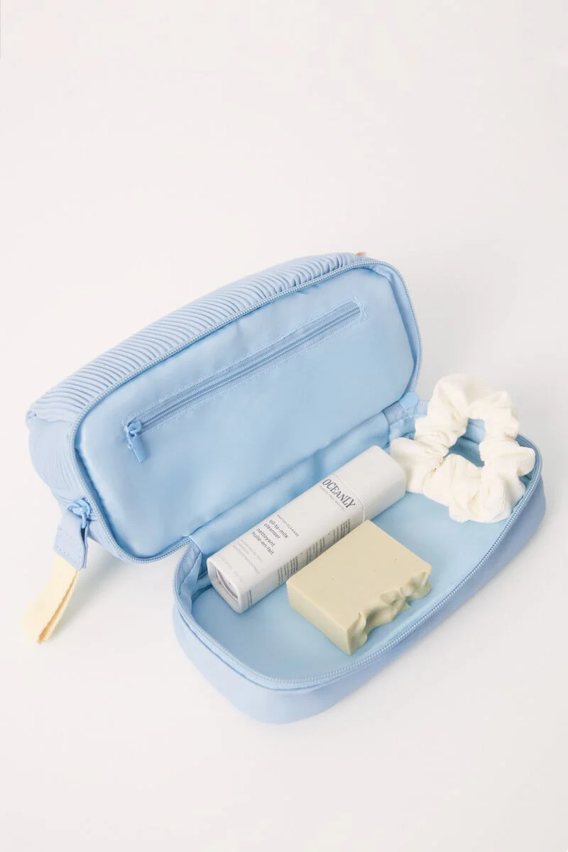 Medium blue rubberized toiletry bag - Image 4