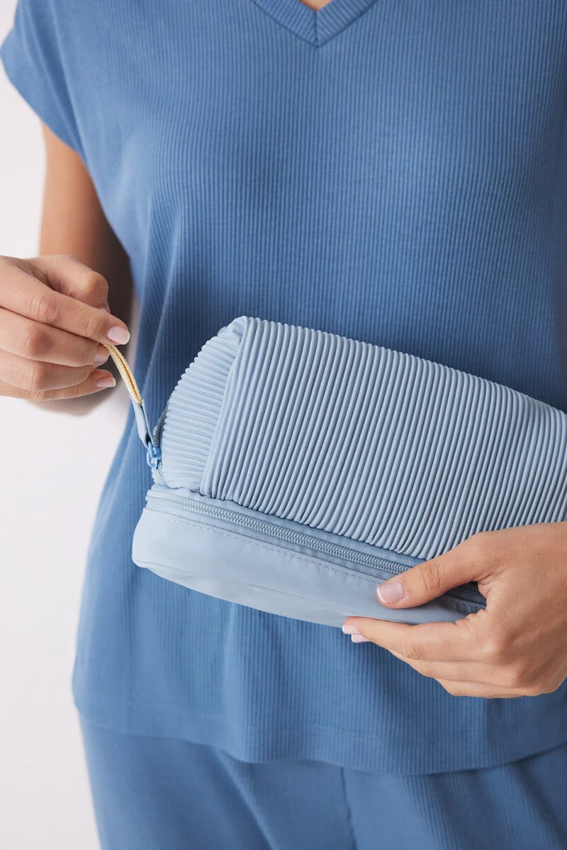 Medium blue rubberized toiletry bag - Image 7