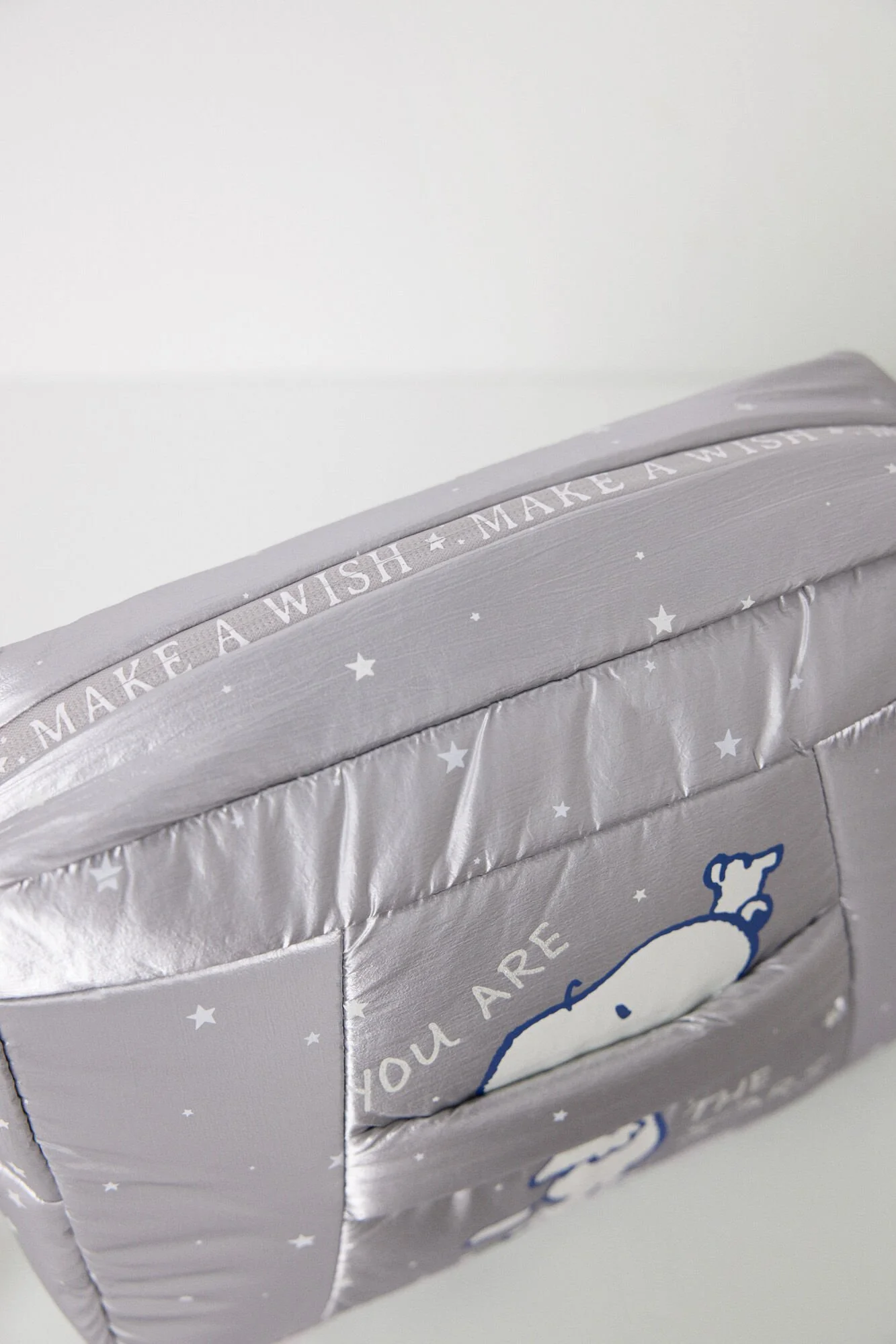 Medium padded nylon Snoopy toiletry bag - Image 5