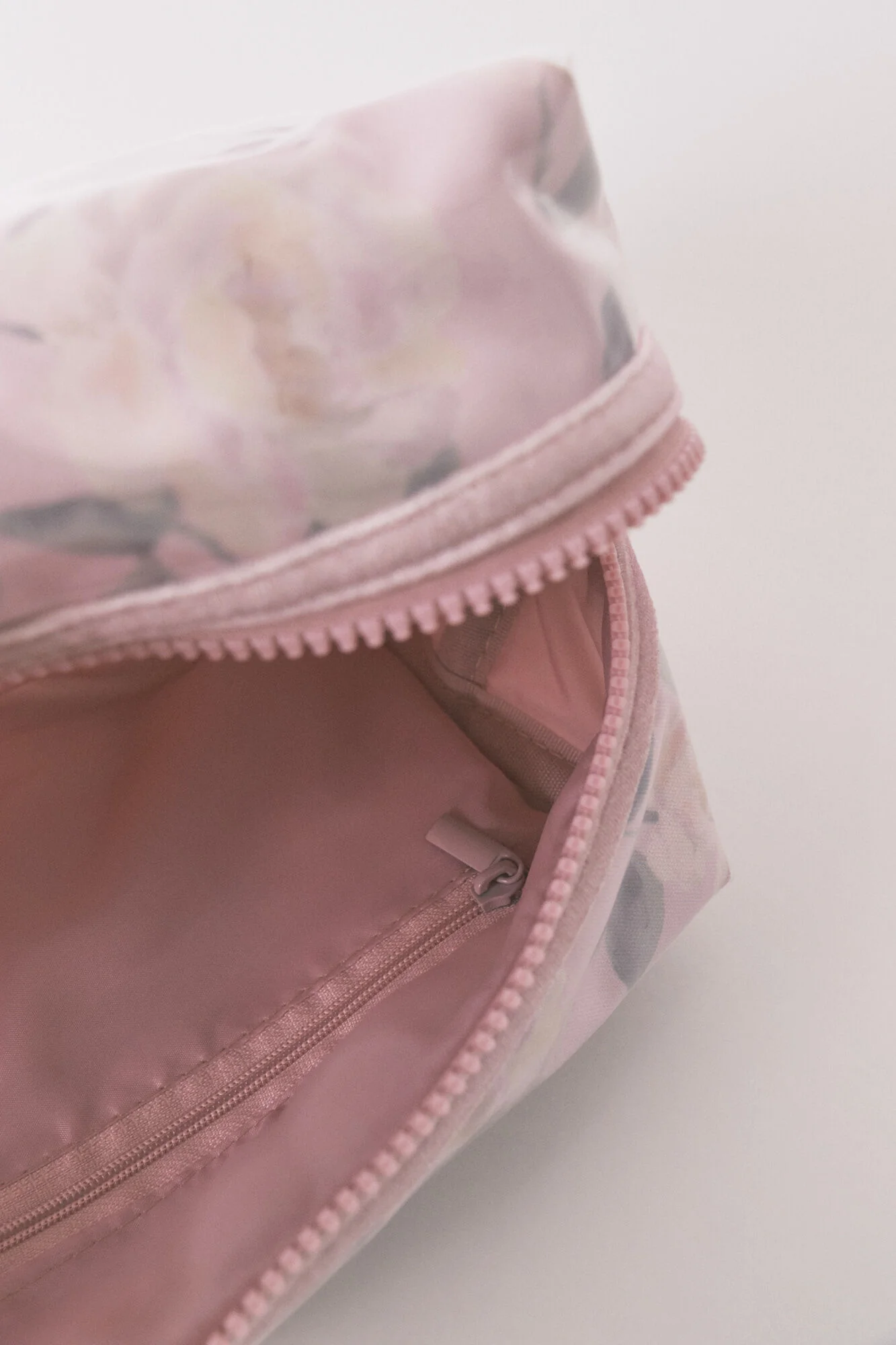 Medium pink flower print vanity case - Image 4