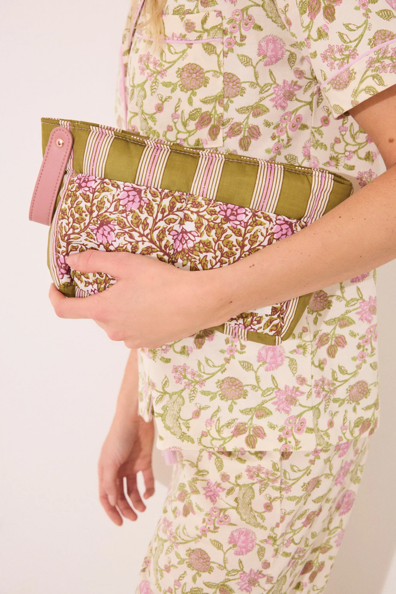 Medium quilted flower vanity case - Image 3