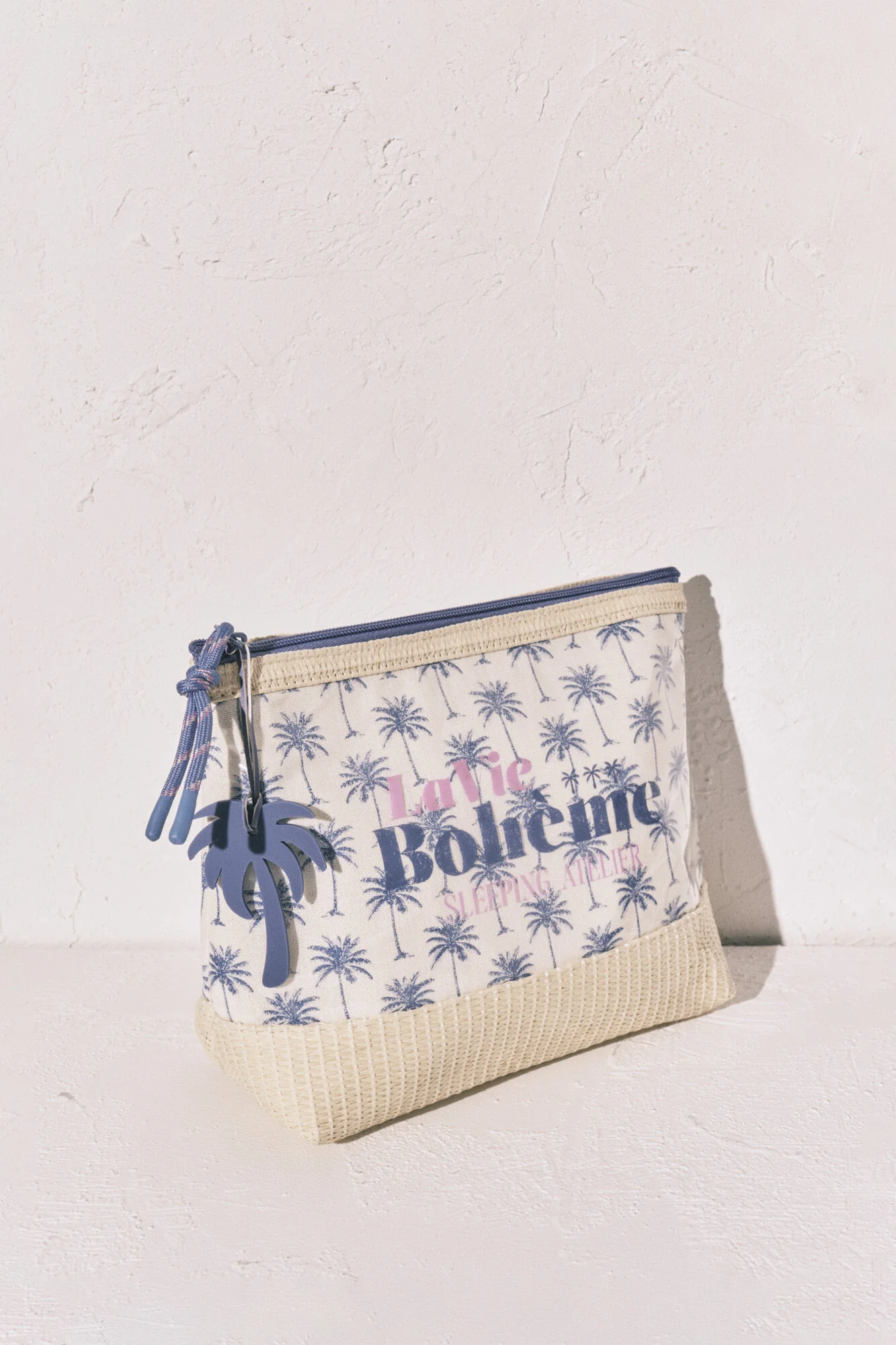 Medium raffia toiletry bag with palm tree print