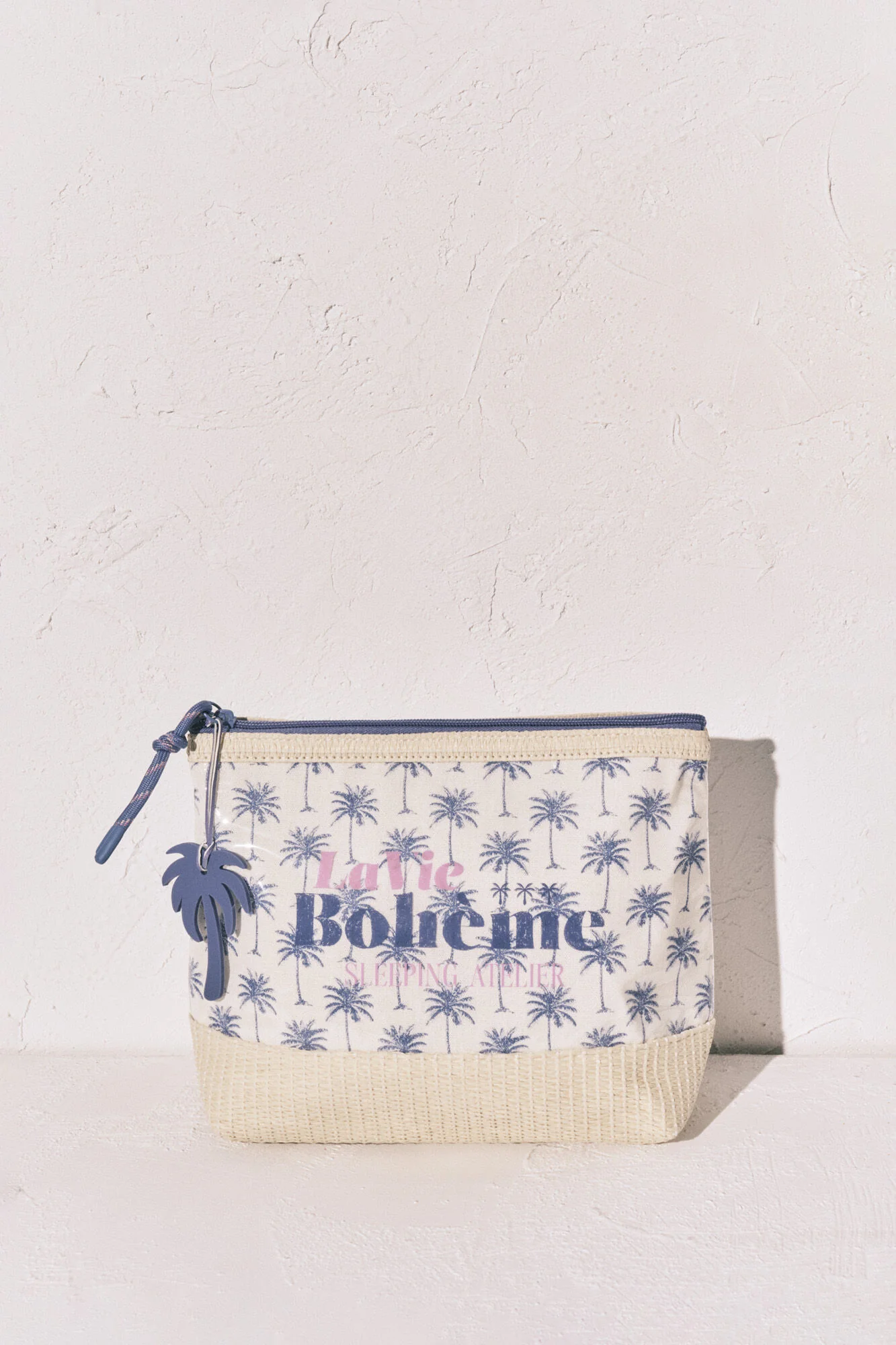 Medium raffia toiletry bag with palm tree print - Image 3