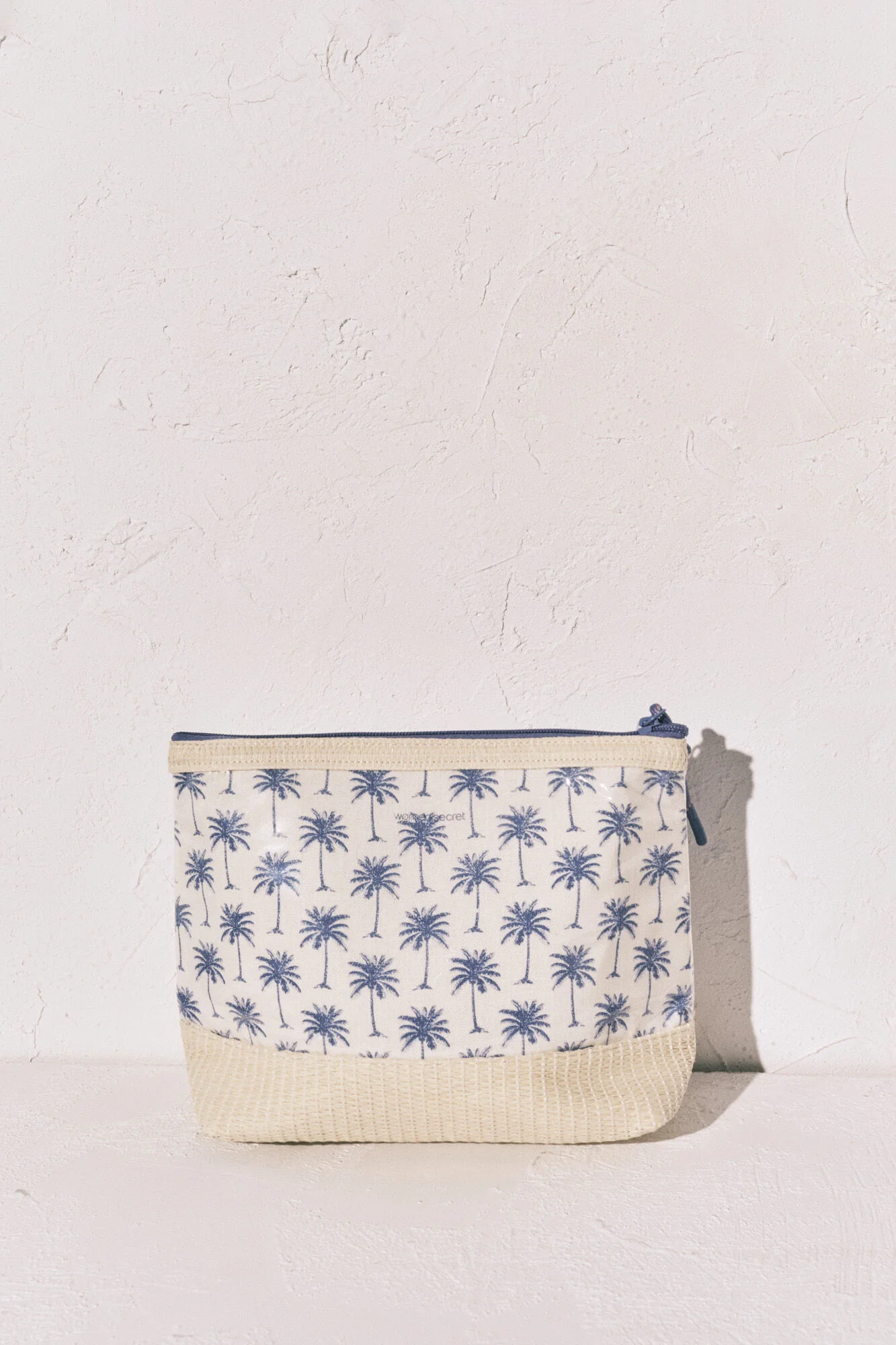 Medium raffia toiletry bag with palm tree print - Image 4