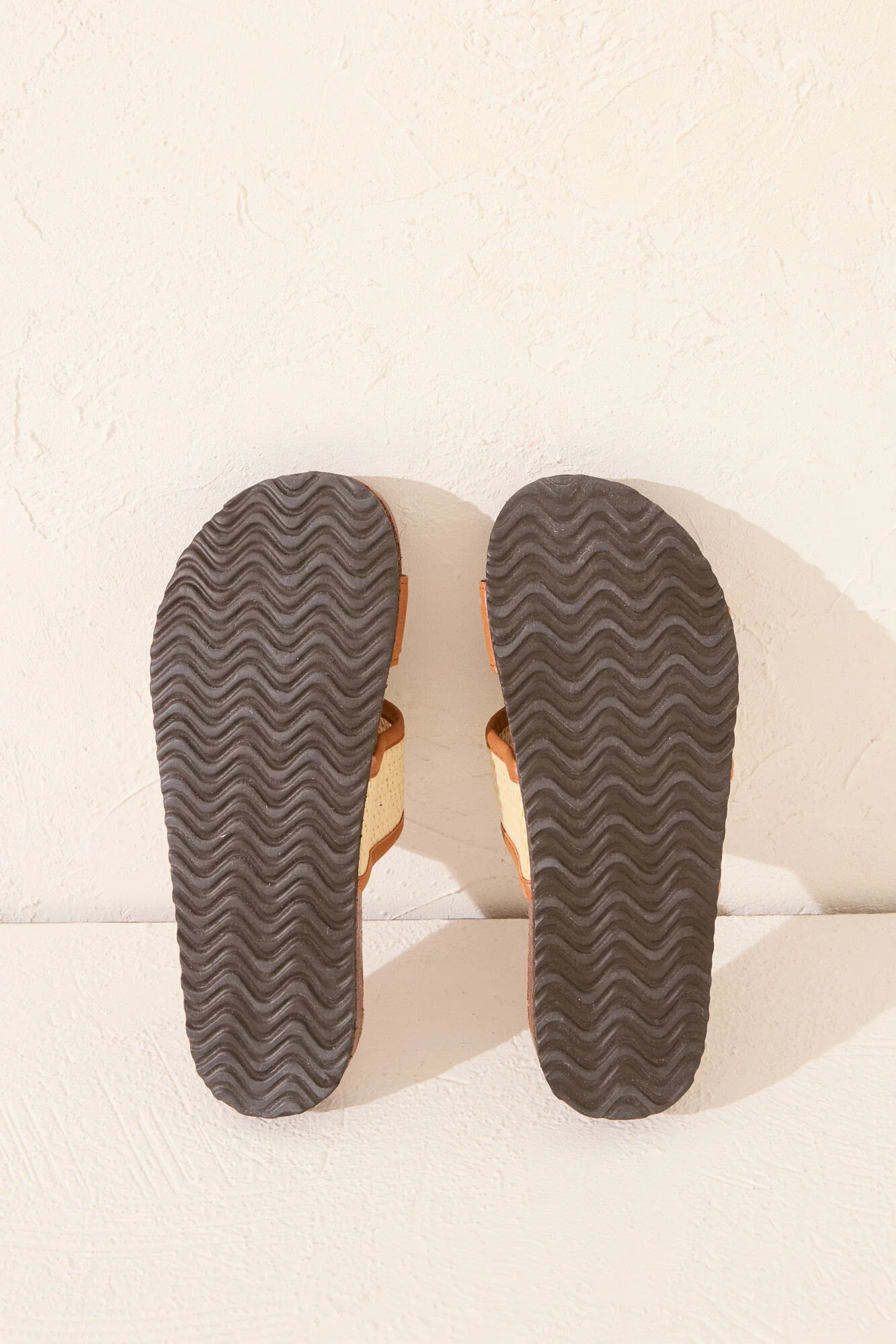 Organic clog sandal with raffia and suede straps - Image 5