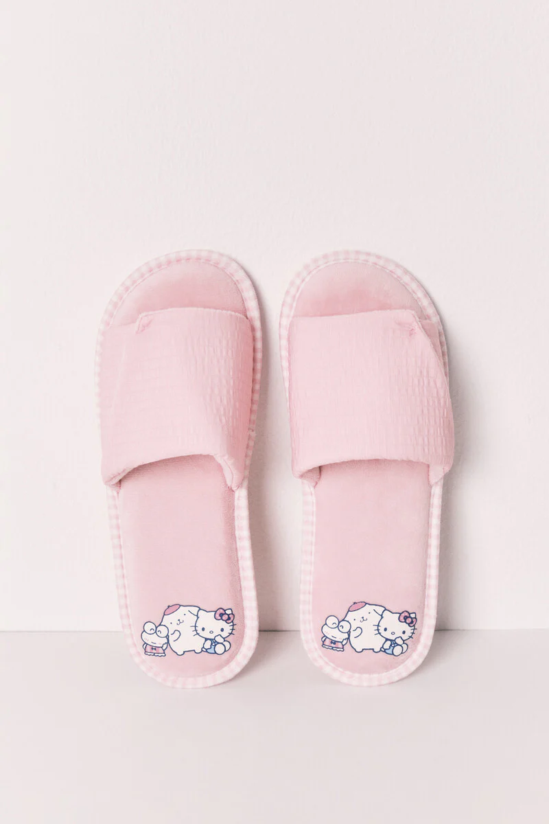 Pink Hello Kitty slippers - Image 2