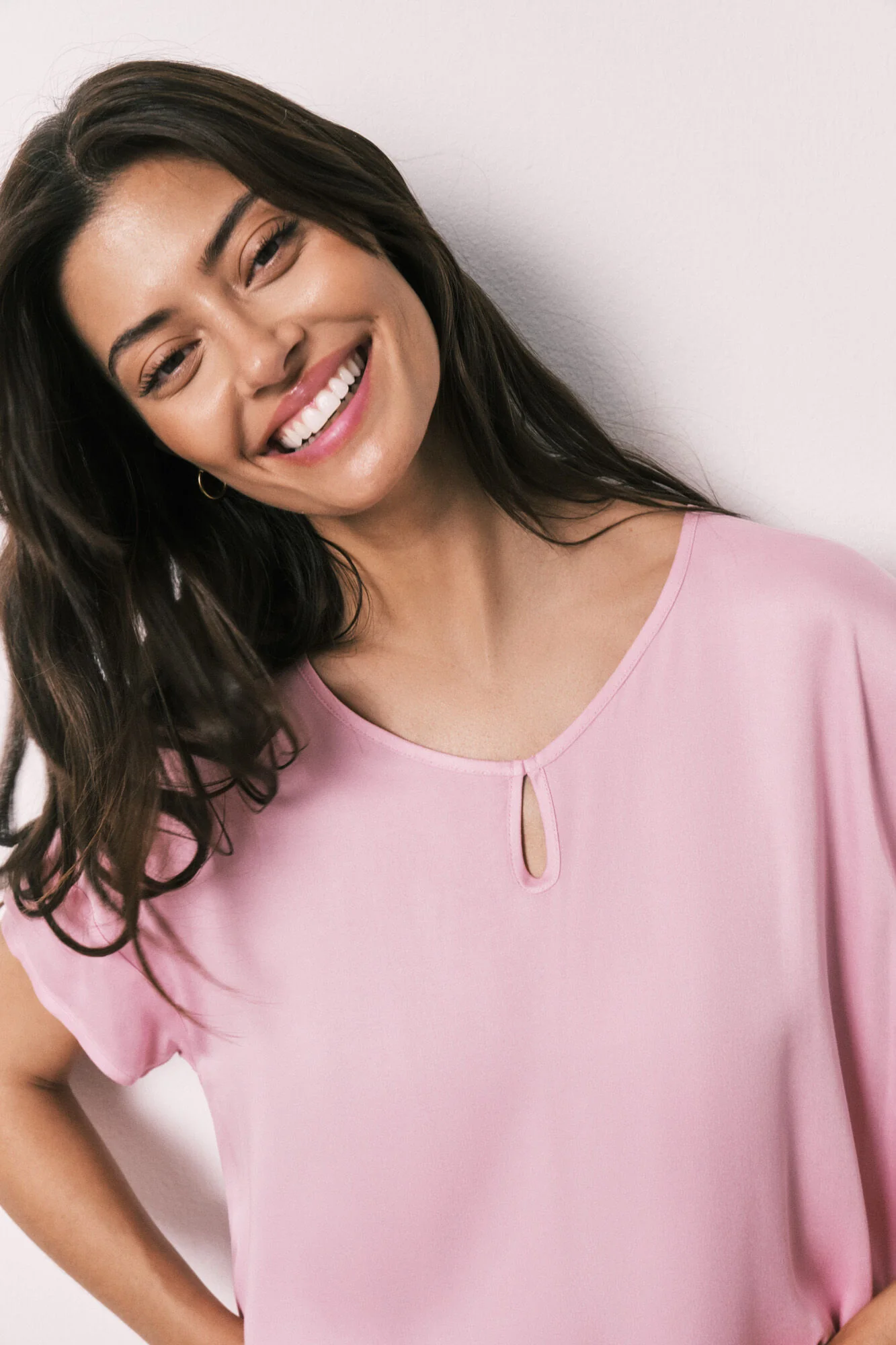 Pink satin-finish short sleeve long pyjamas - Image 2