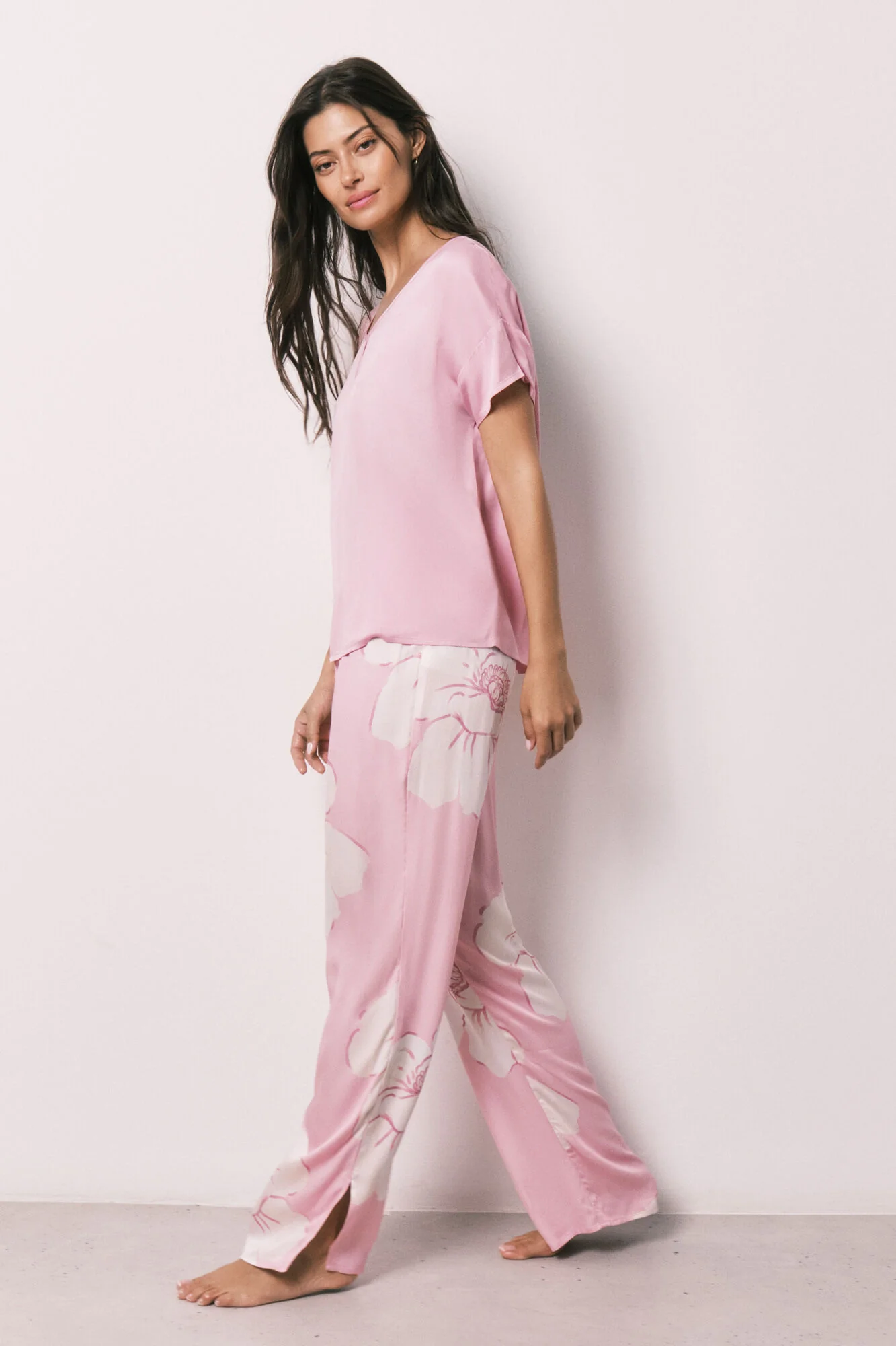 Pink satin-finish short sleeve long pyjamas - Image 3
