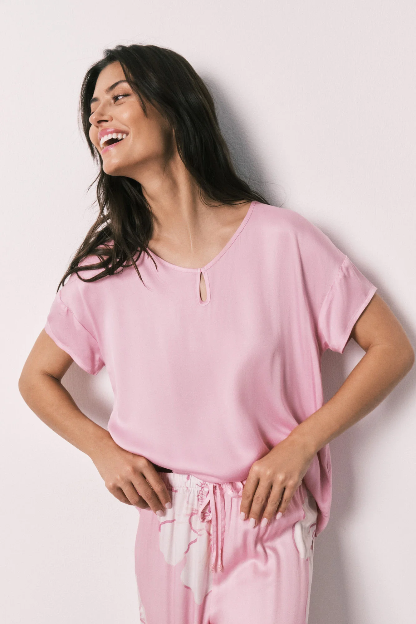 Pink satin-finish short sleeve long pyjamas - Image 4
