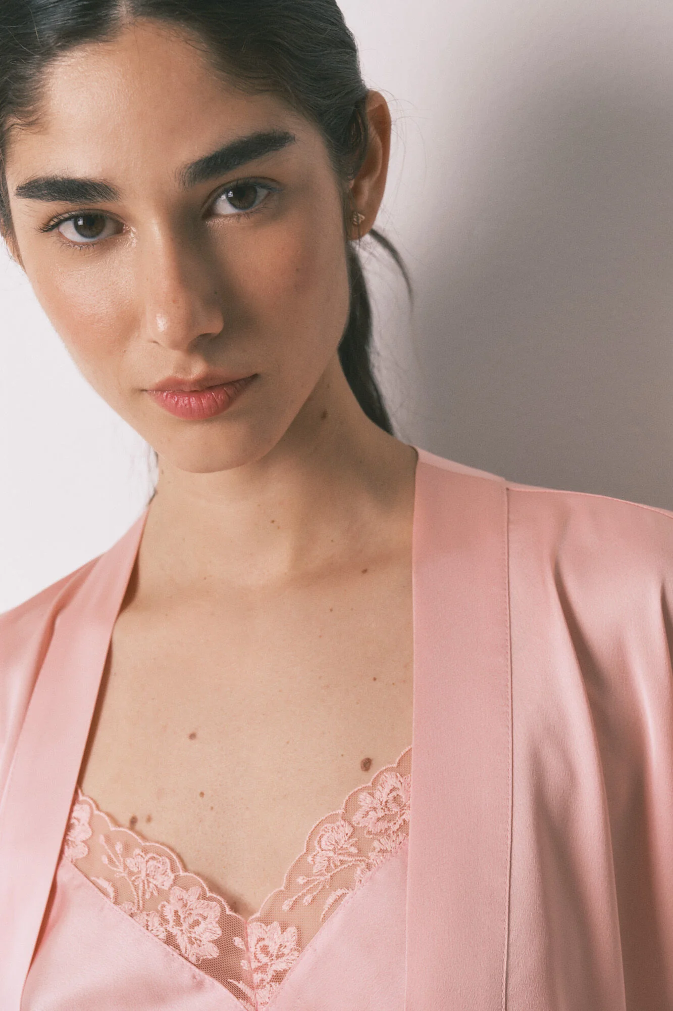 Pink satin midi robe - Image 3