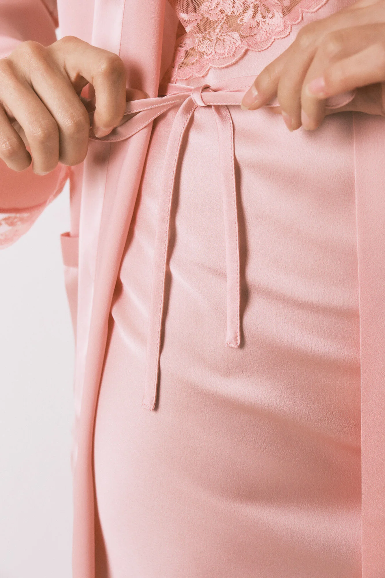 Pink satin midi robe - Image 4