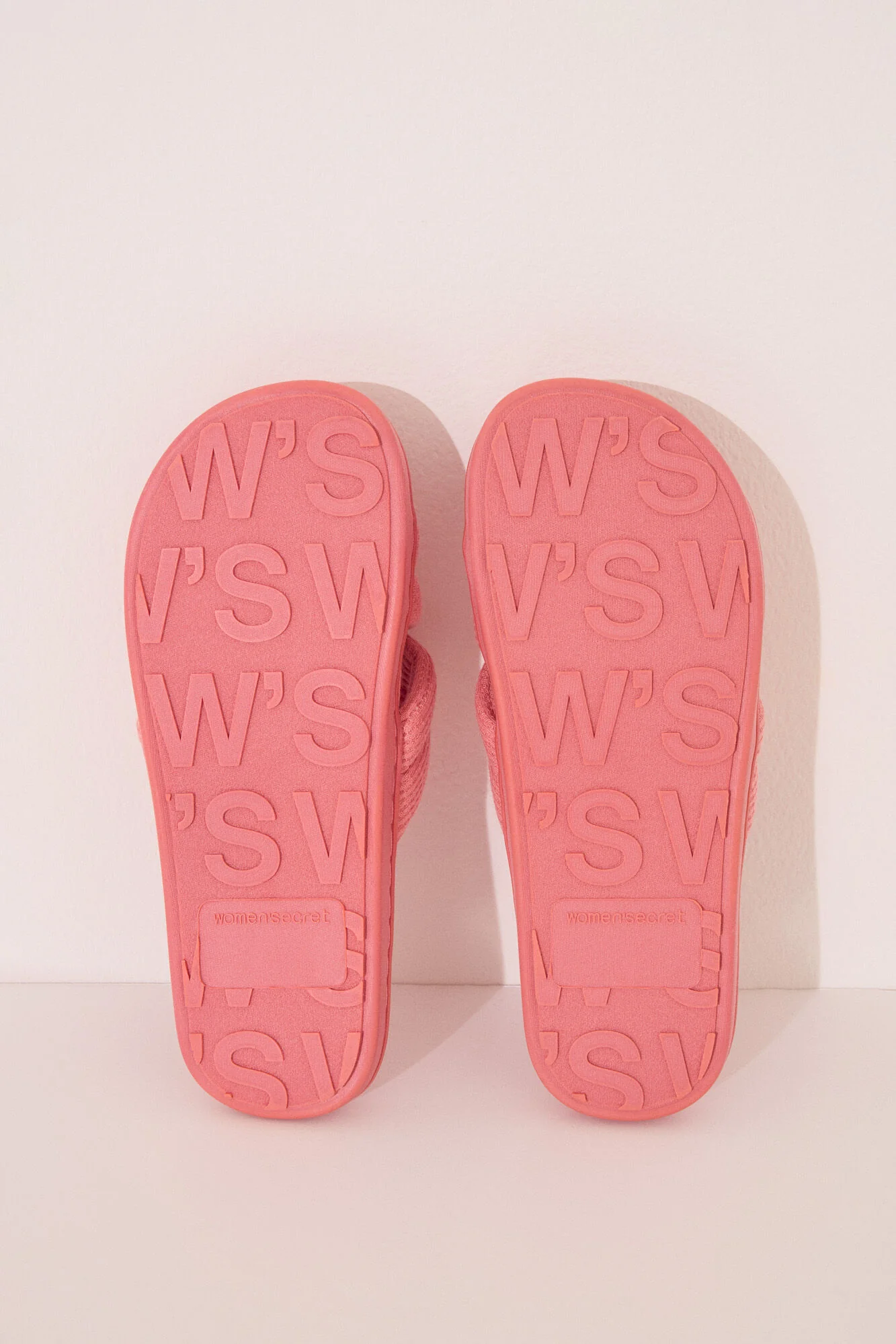 Pink Snoopy padded slippers - Image 3