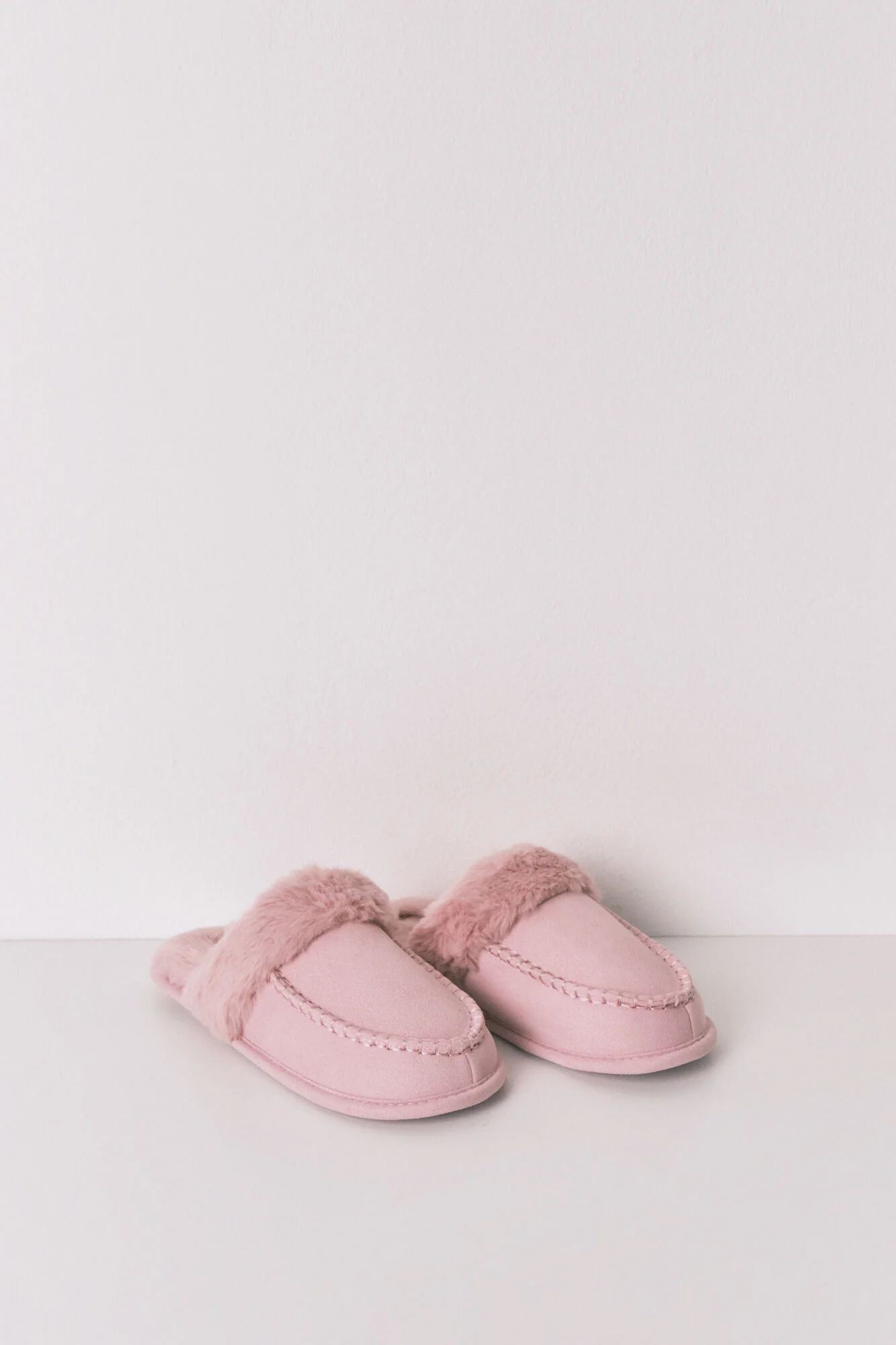 Pink synthetic fur slippers - Image 2