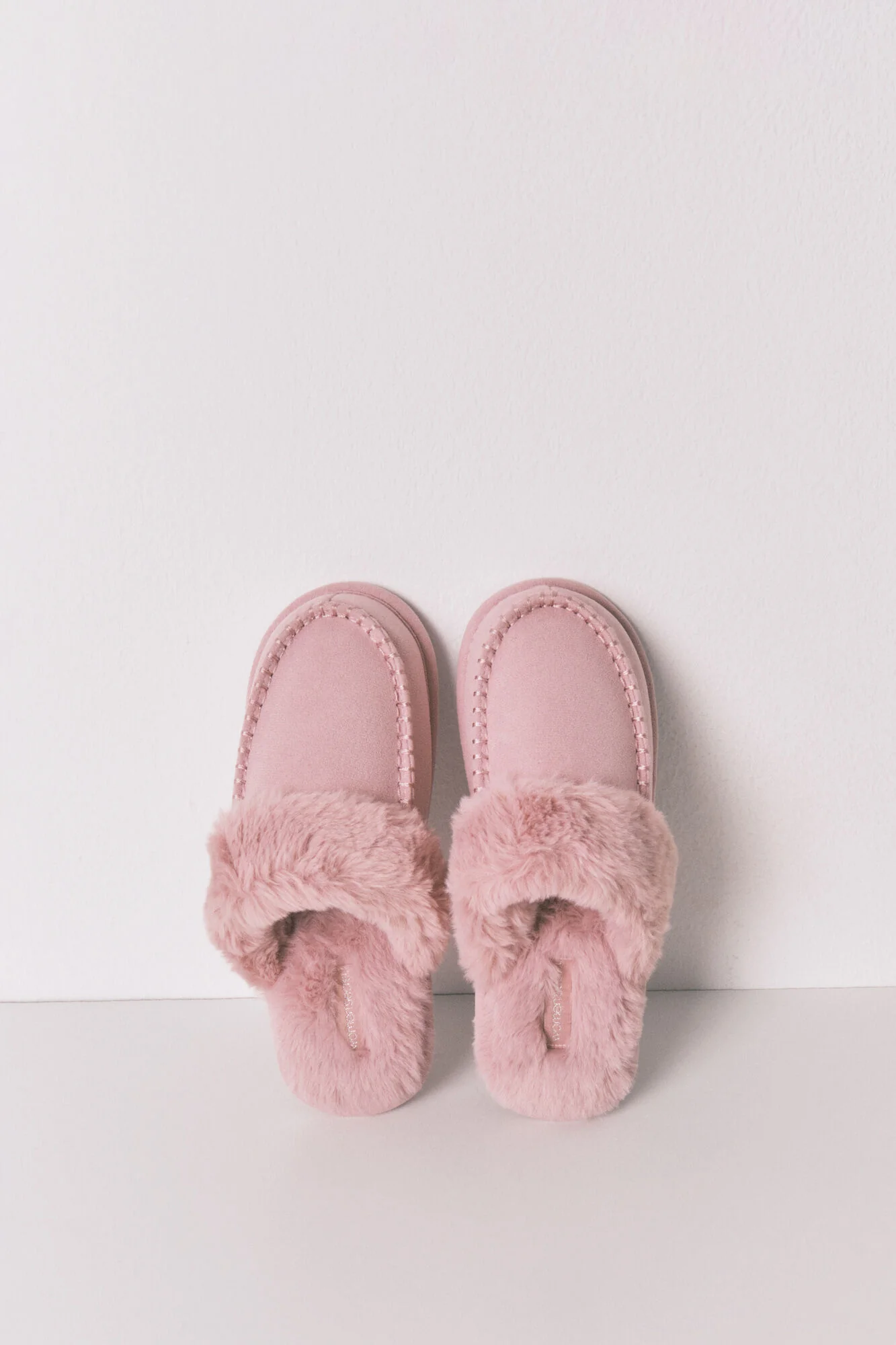 Pink synthetic fur slippers - Image 4