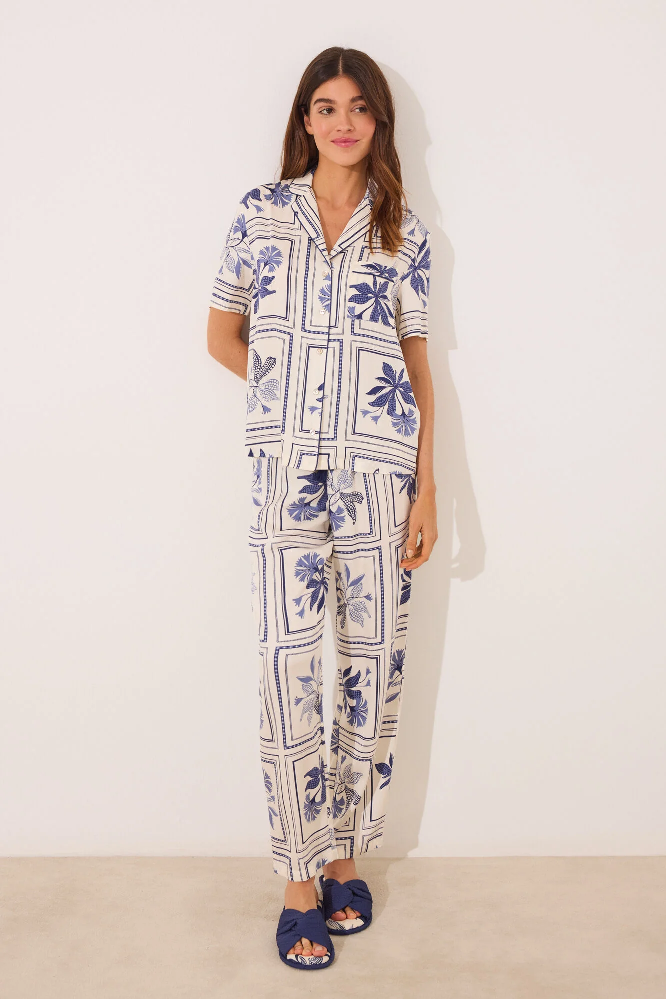 Satin classic pyjamas with flower print