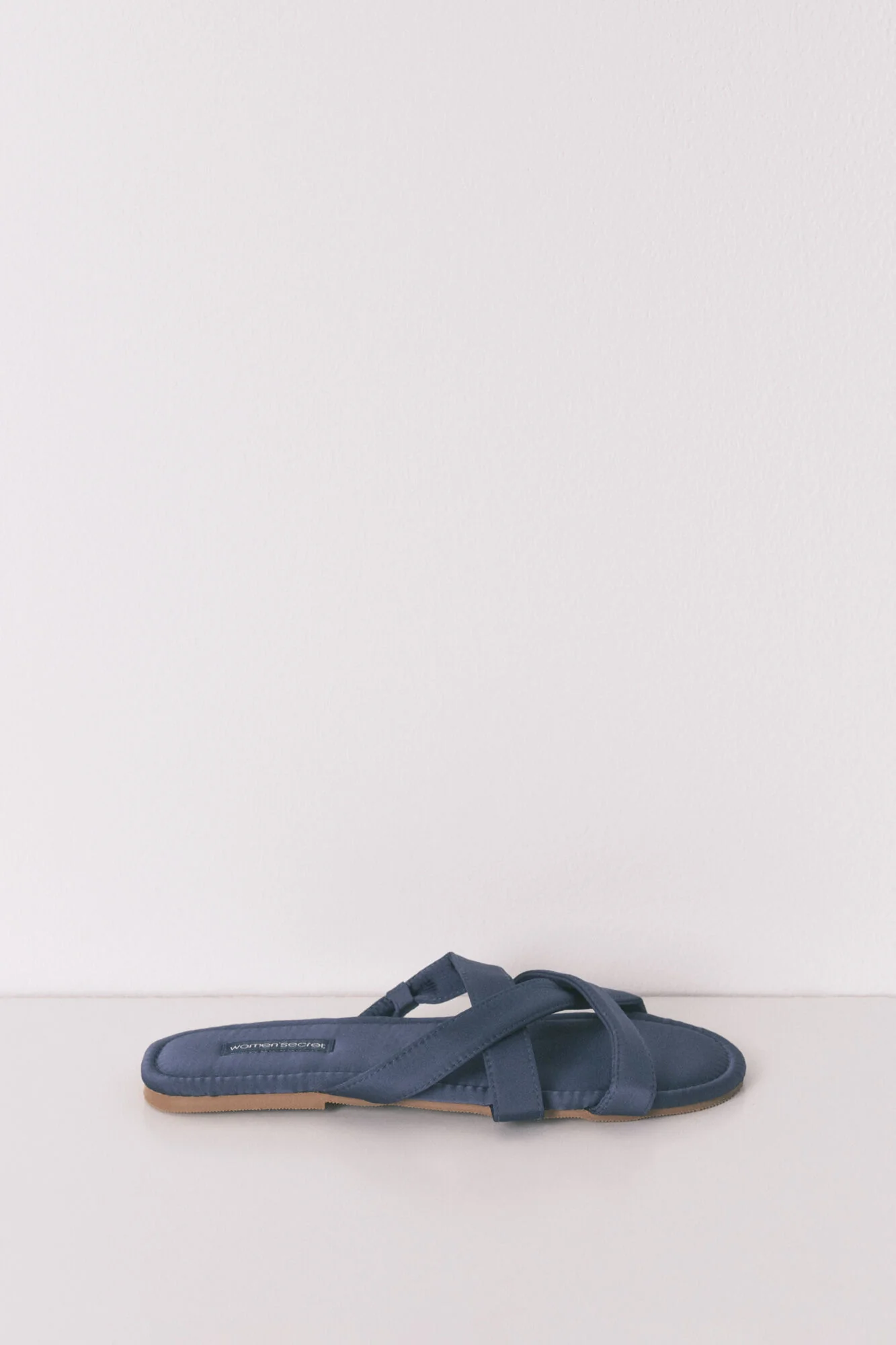 Satin crossed strap slippers