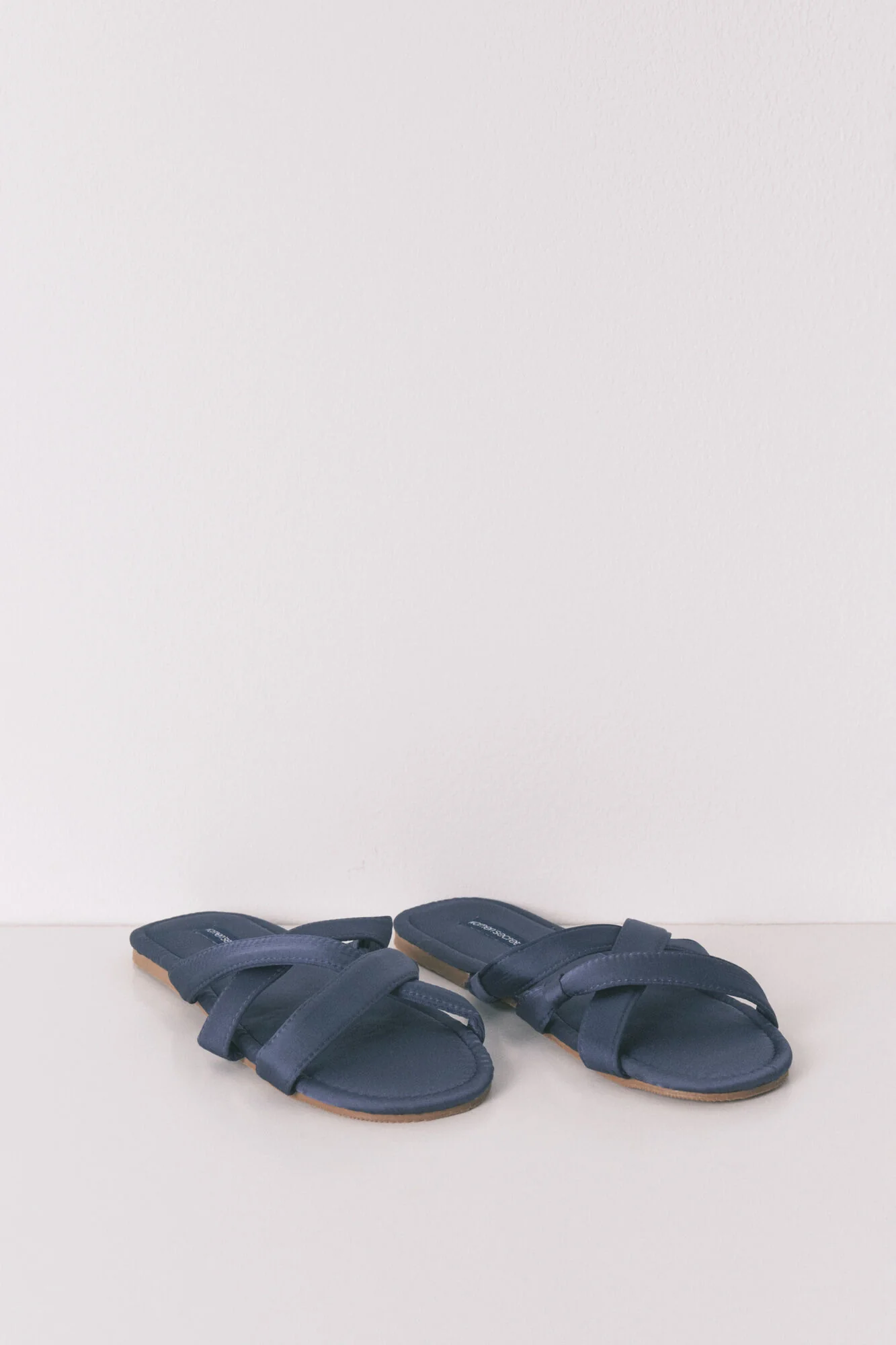 Satin crossed strap slippers - Image 4