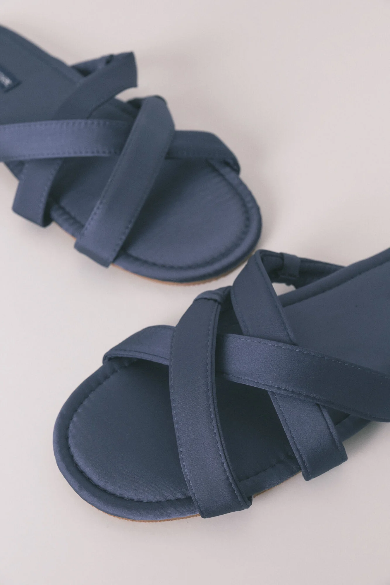 Satin crossed strap slippers - Image 5