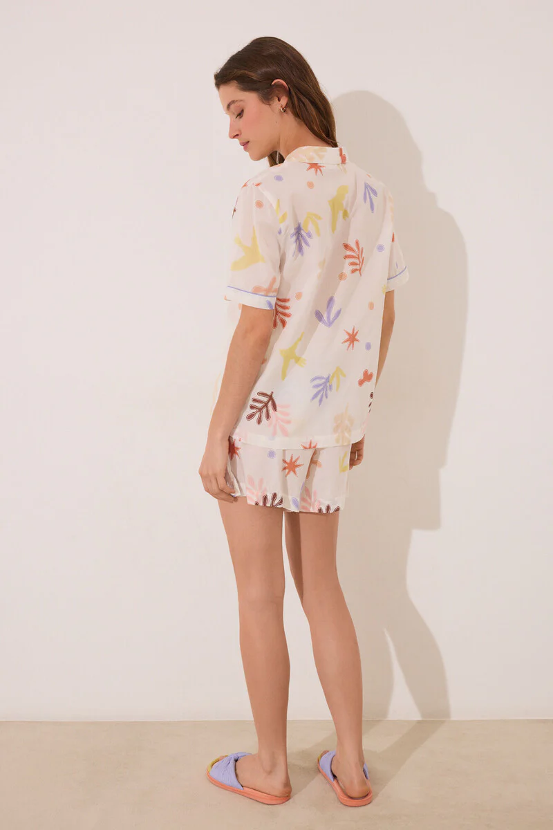 Short classic pyjamas in allover viscose with leaves - Image 2
