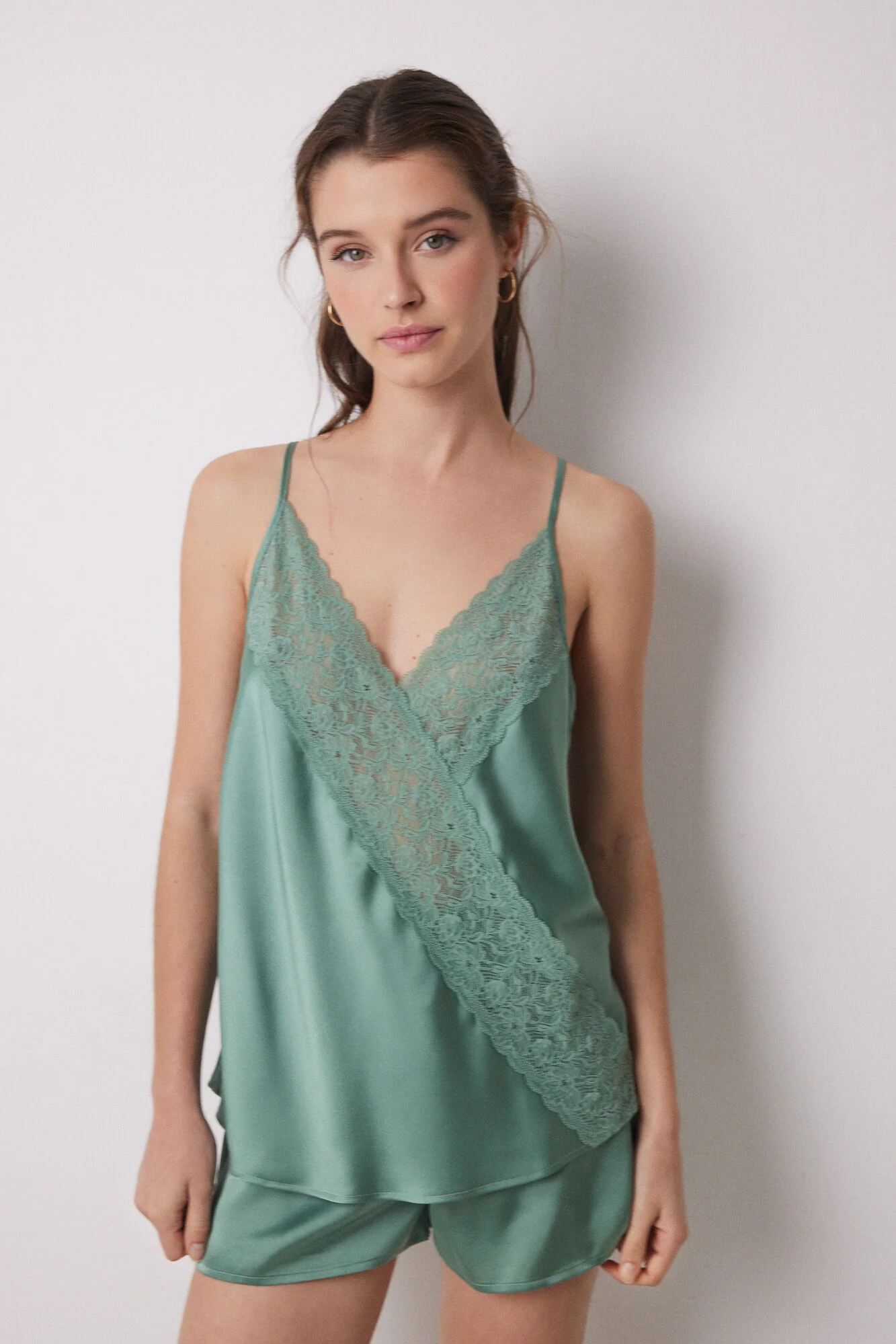 Short green satin and lace pajamas - Image 3