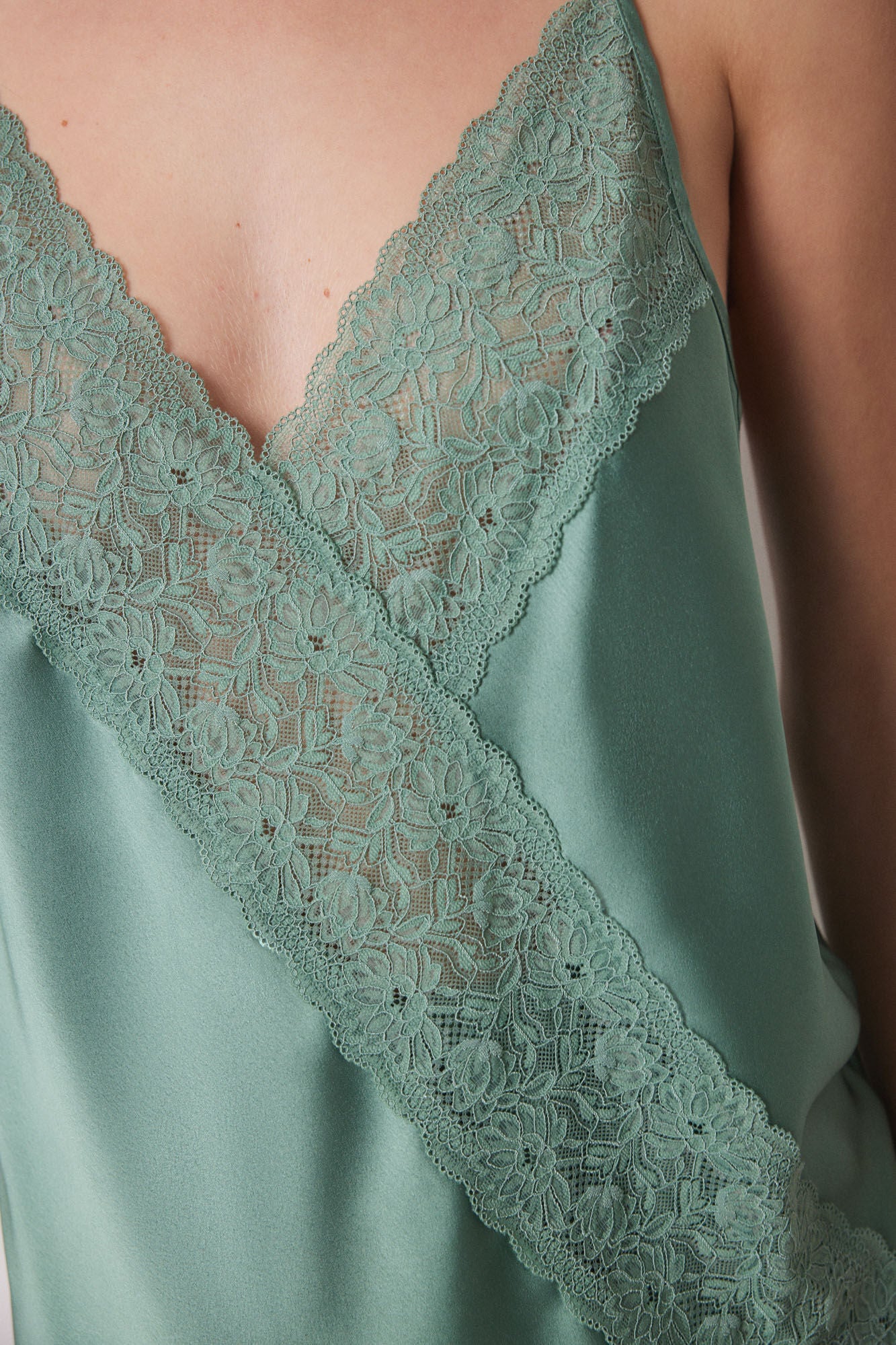 Short green satin and lace pajamas - Image 4