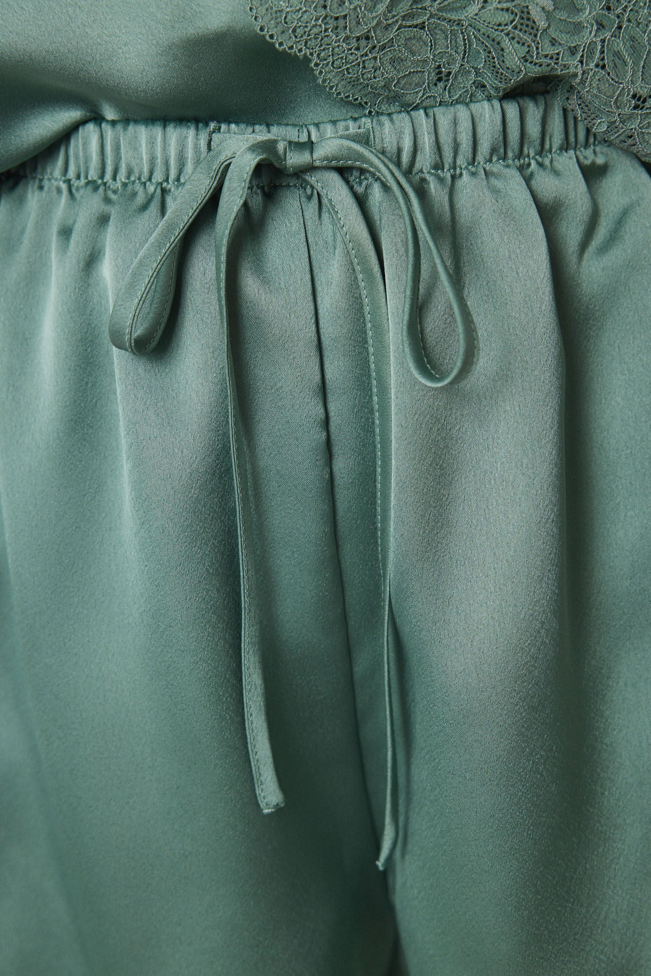 Short green satin and lace pajamas - Image 5
