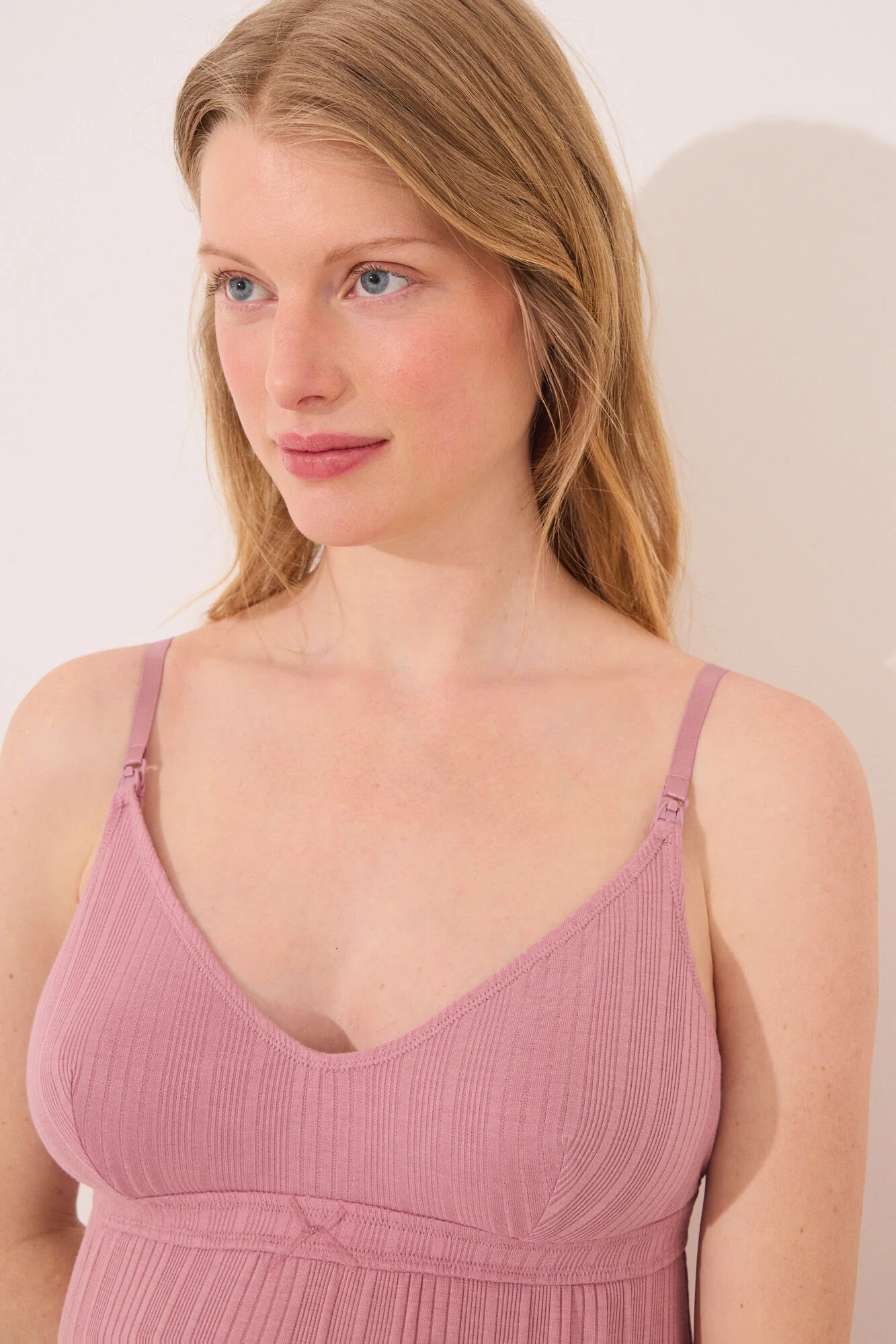 Short "maternity" nightgown in pink pointelle - Image 2