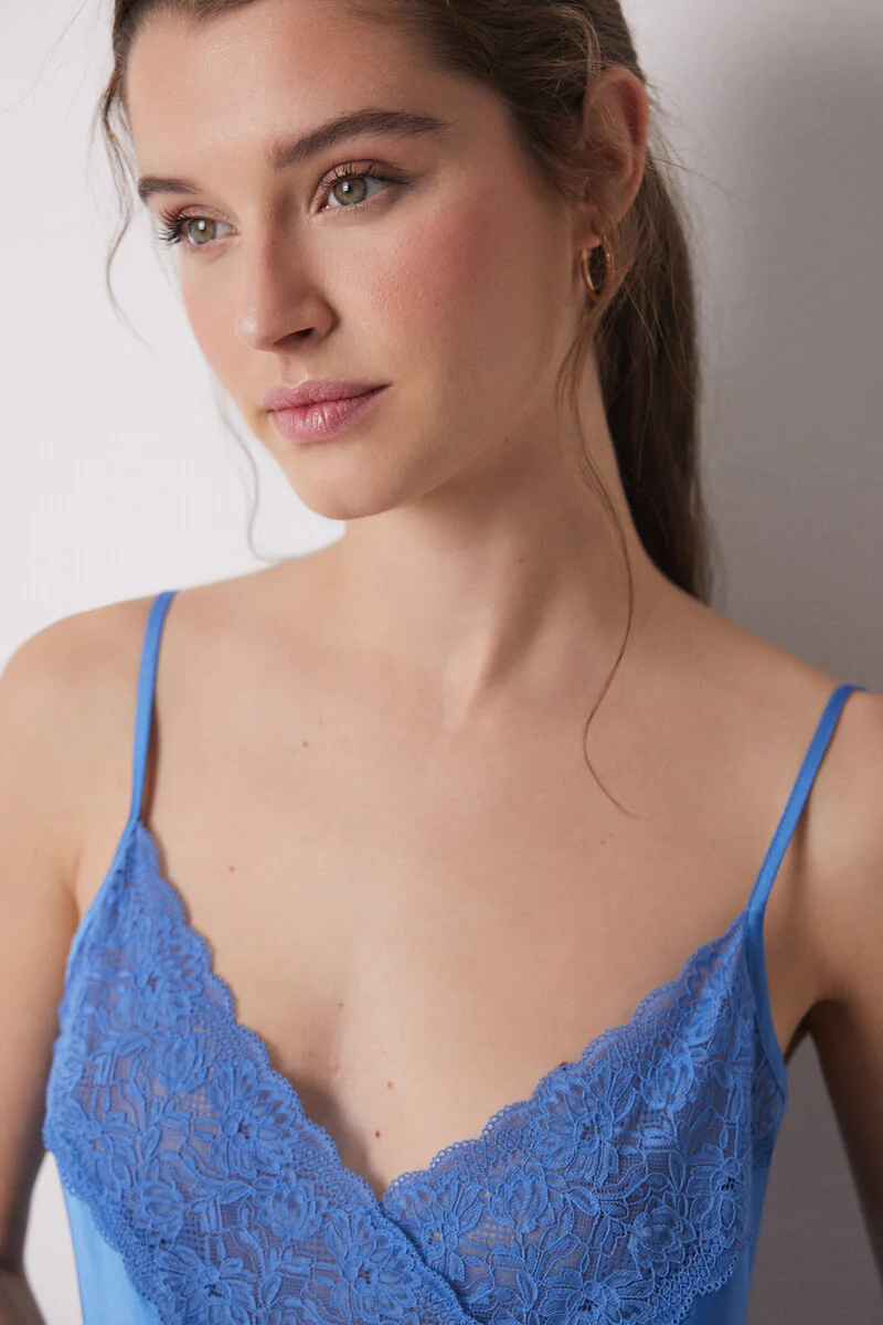 Short nightgown in blue satin and lace - Image 4