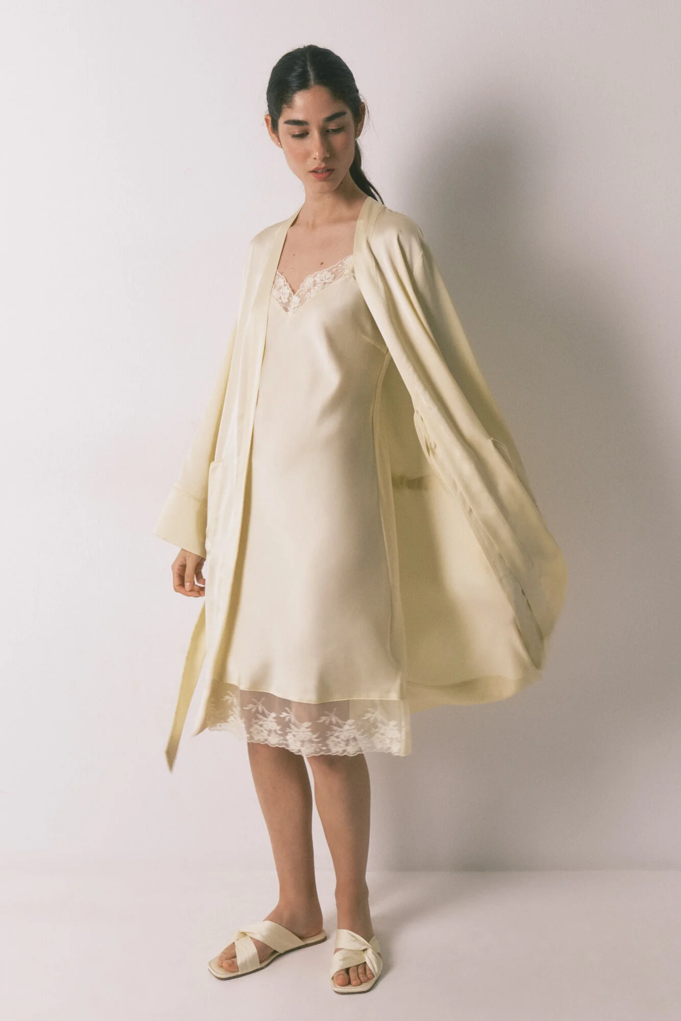 Short yellow satin robe - Image 2