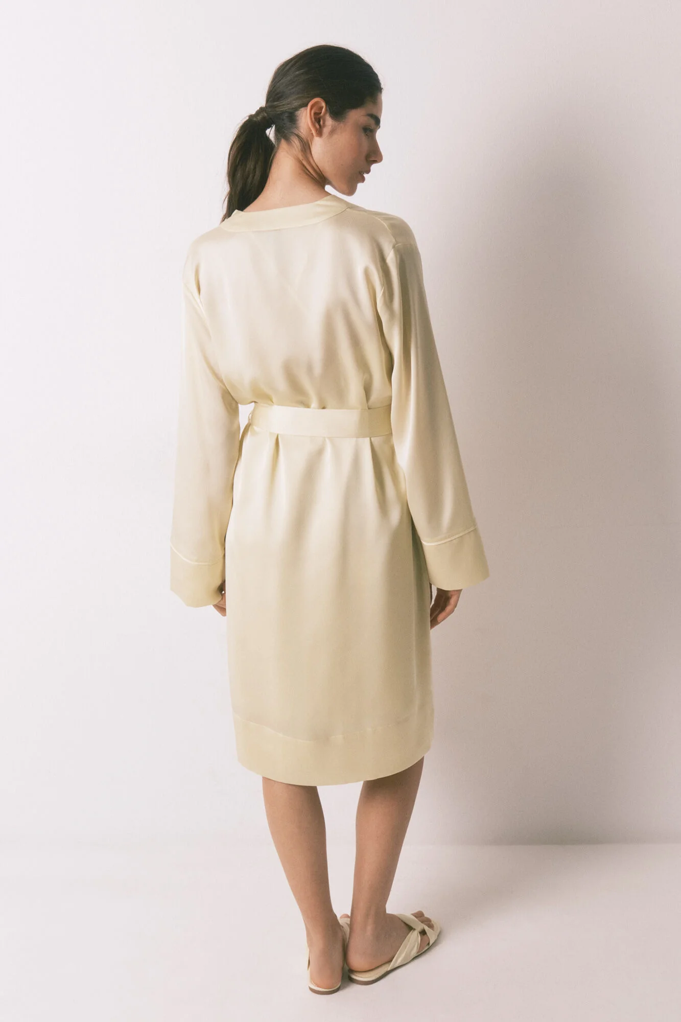 Short yellow satin robe - Image 4