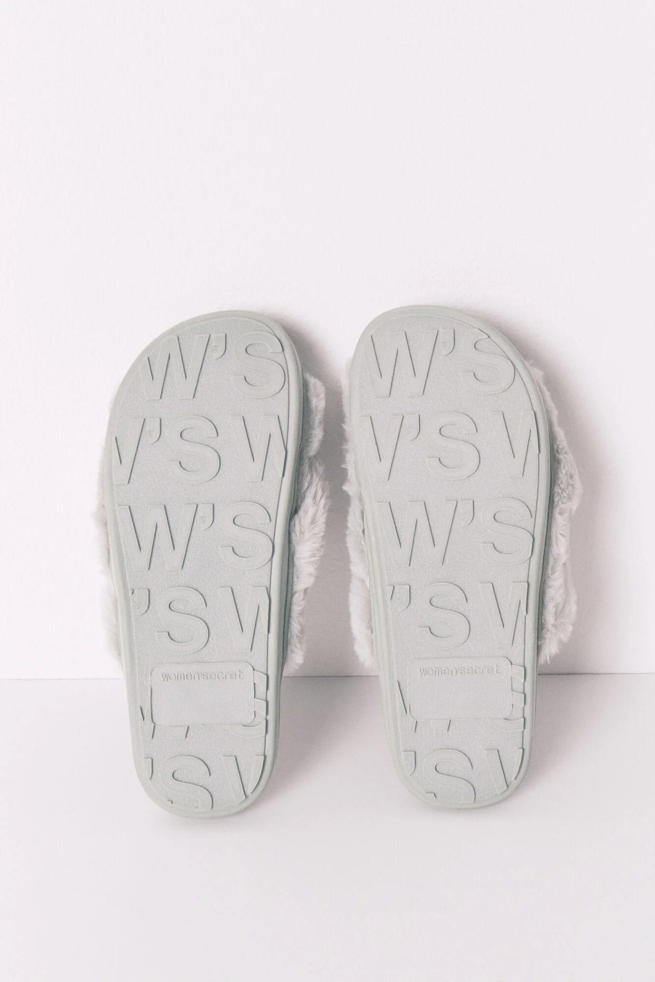 Slipper with green fur - Image 5