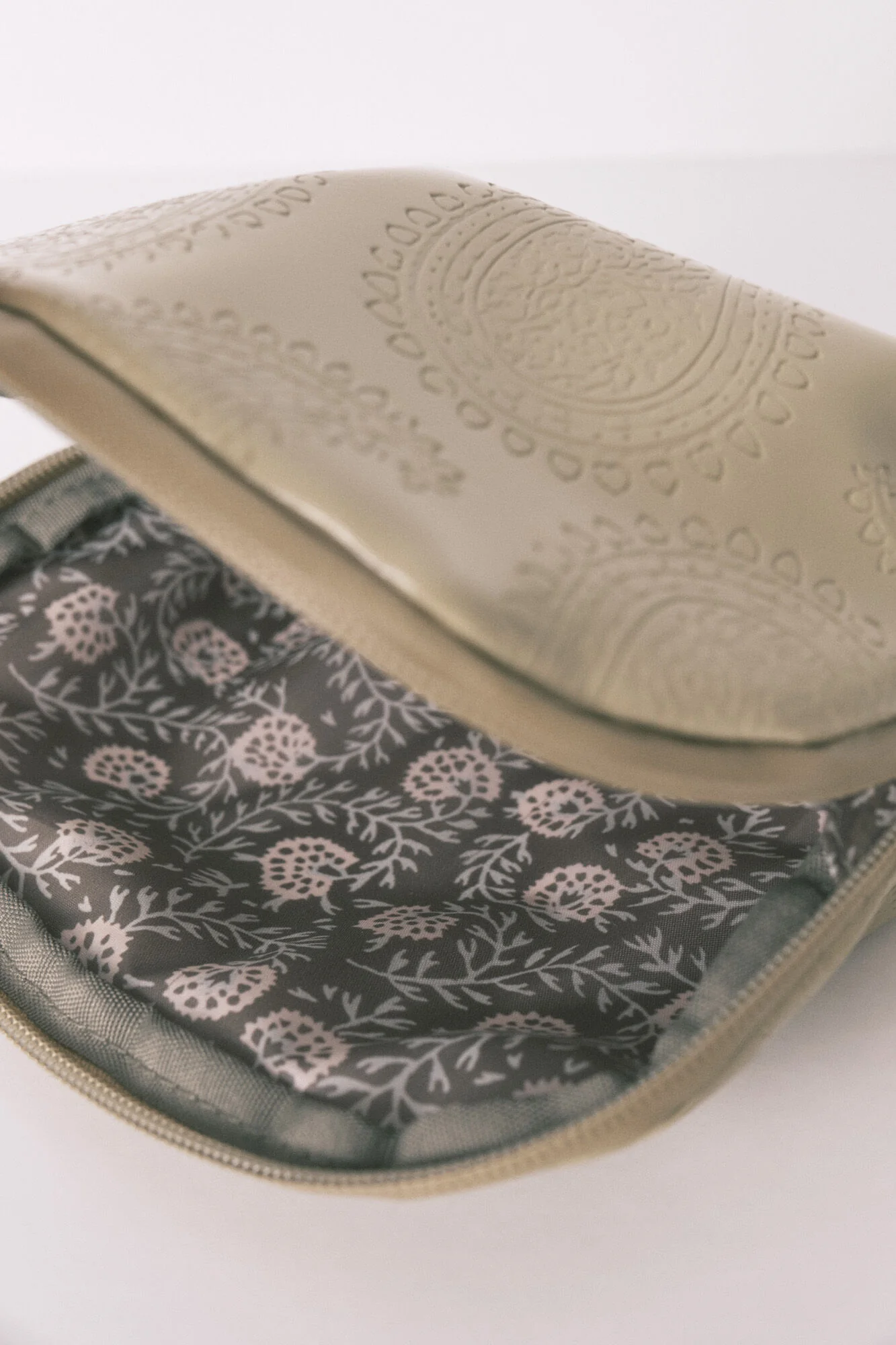 Small khaki vanity case leather toiletry bag - Image 4