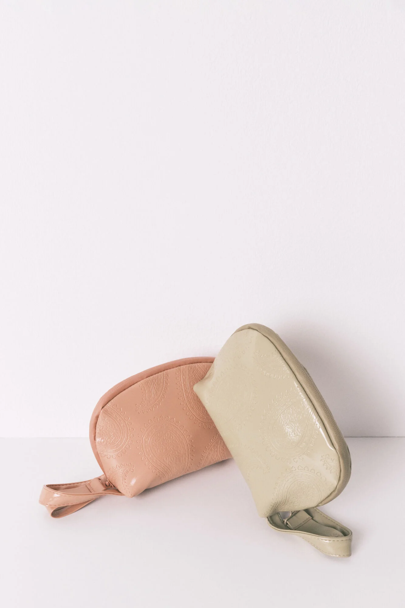 Small pink patent leather vanity case bag - Image 4