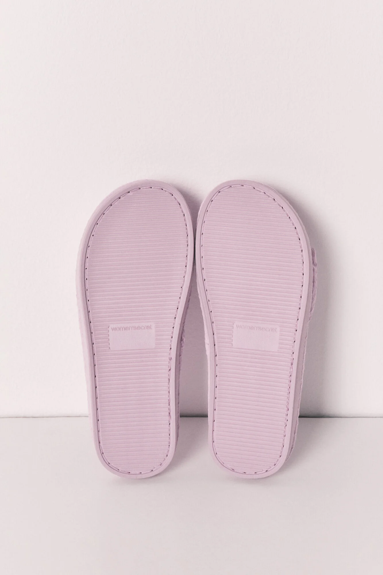 SmileyWorld knot slippers - Image 3